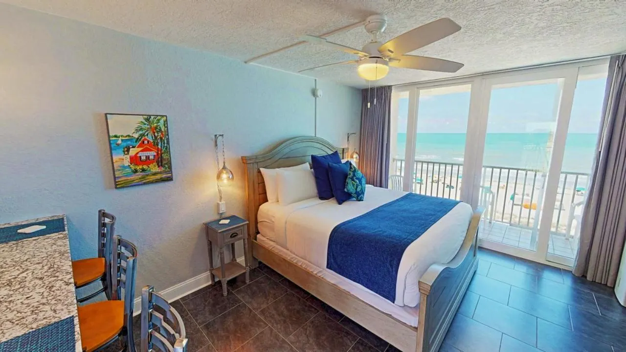 Balcony/Terrace, Bed in Island Inn Beach Resort