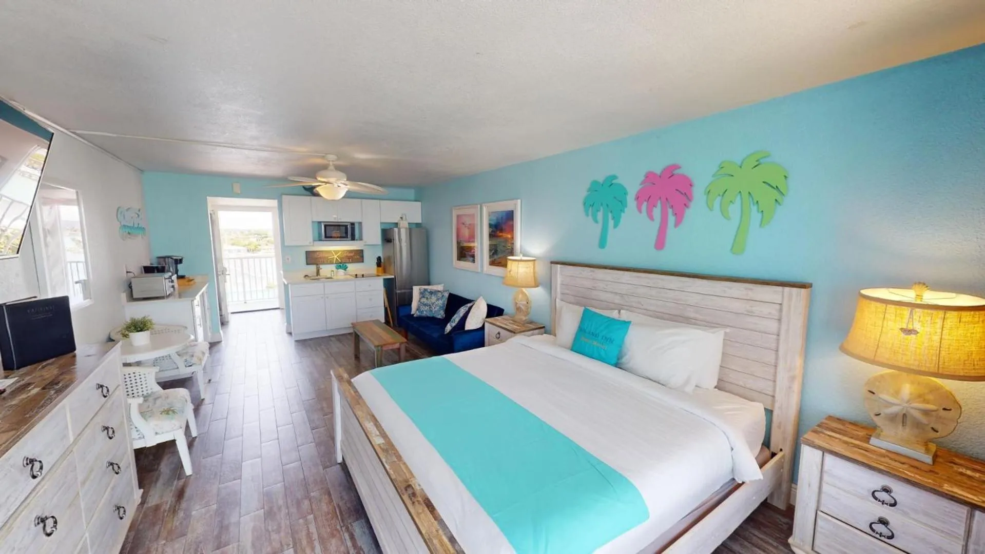 Photo of the whole room, Bed in Island Inn Beach Resort