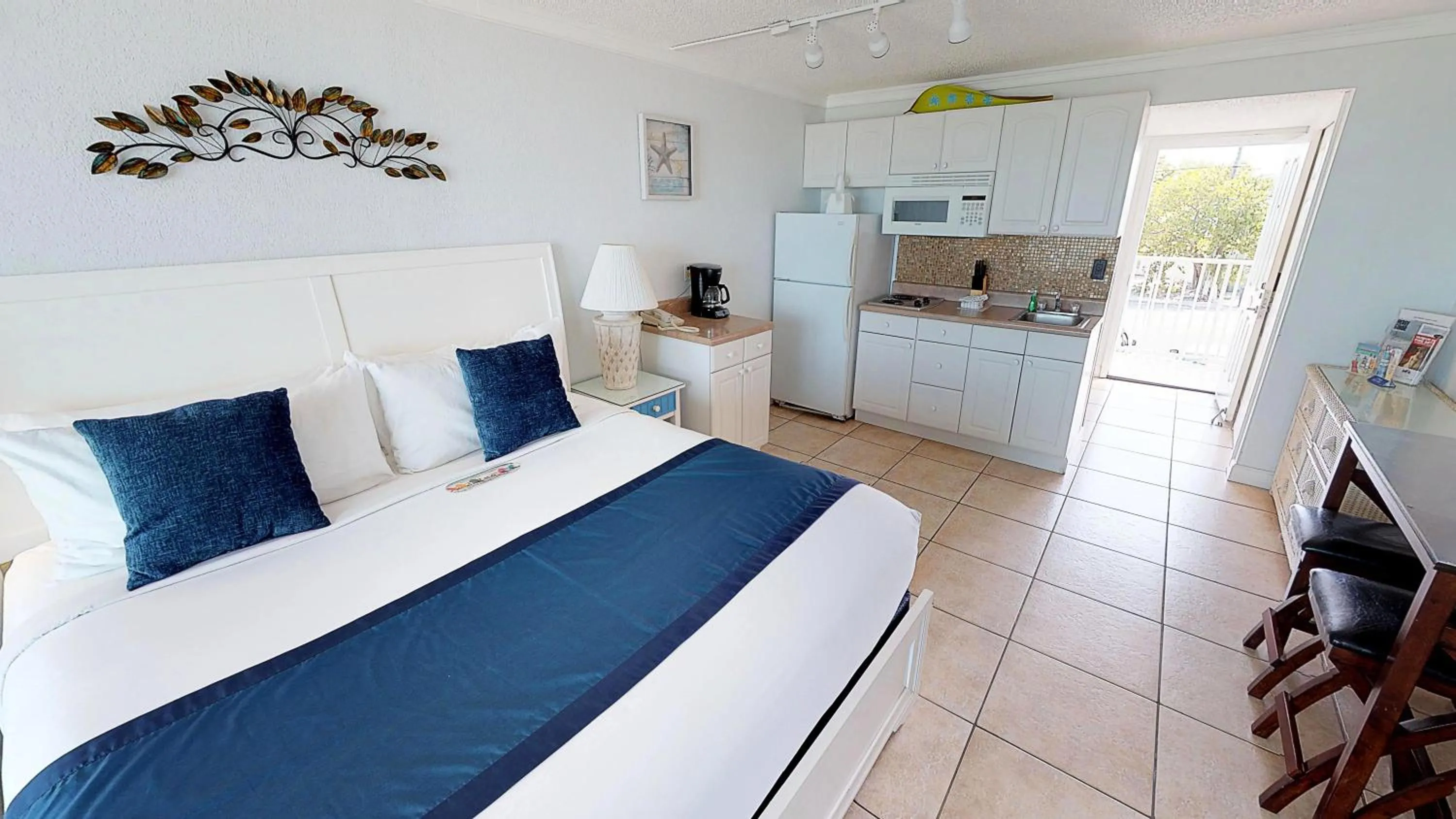 Photo of the whole room, Bed in Island Inn Beach Resort