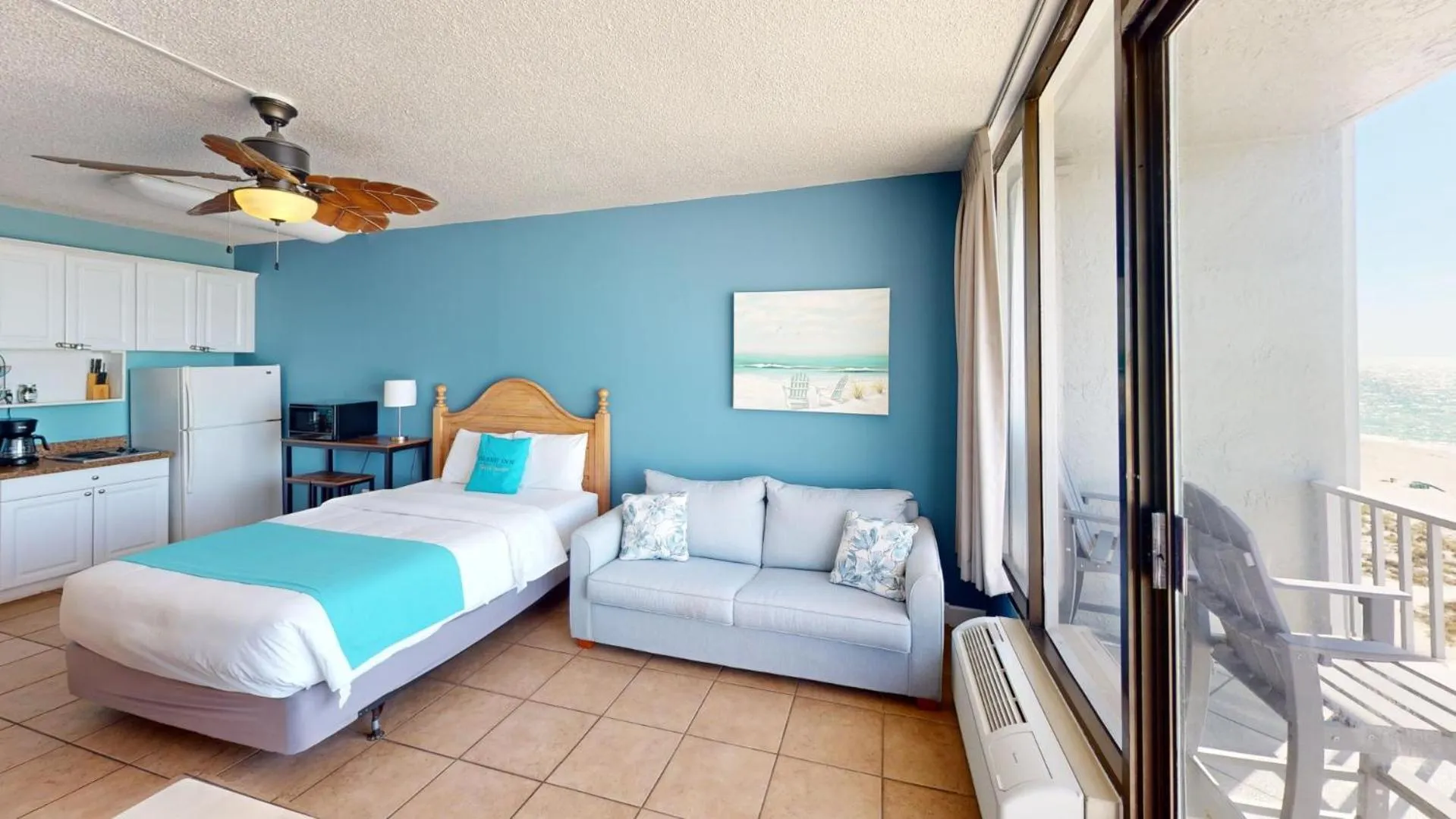 Photo of the whole room, Bed in Island Inn Beach Resort