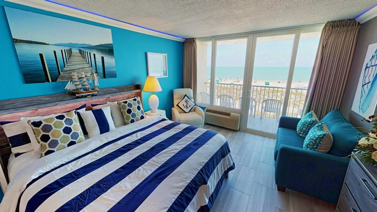 Balcony/Terrace, Bed in Island Inn Beach Resort