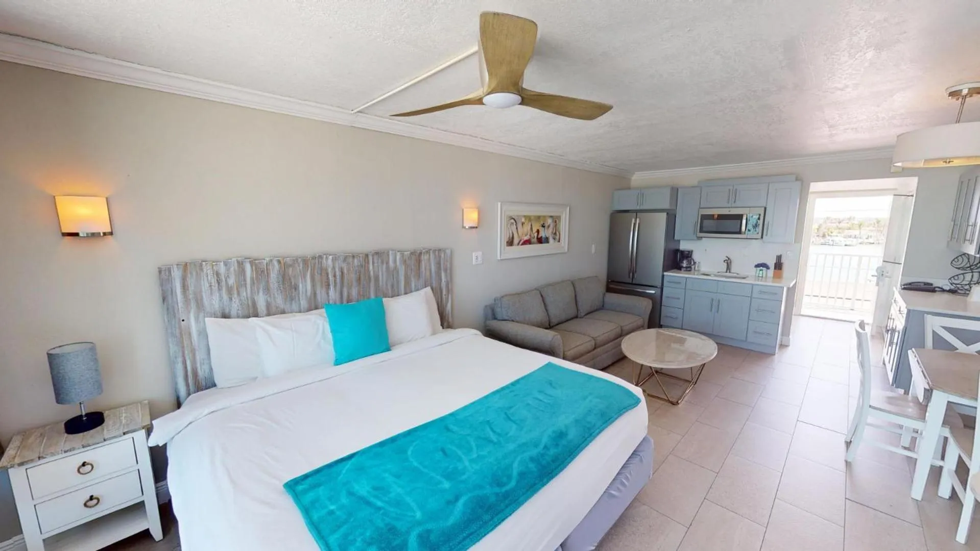 Photo of the whole room, Bed in Island Inn Beach Resort