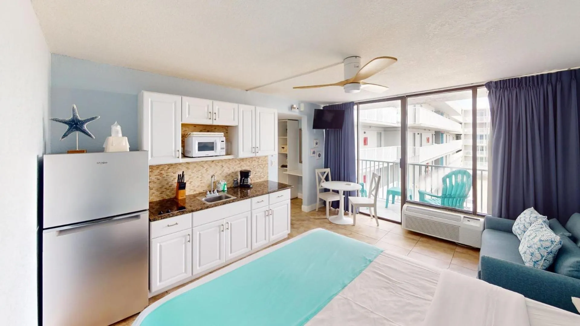 Photo of the whole room, Bed in Island Inn Beach Resort