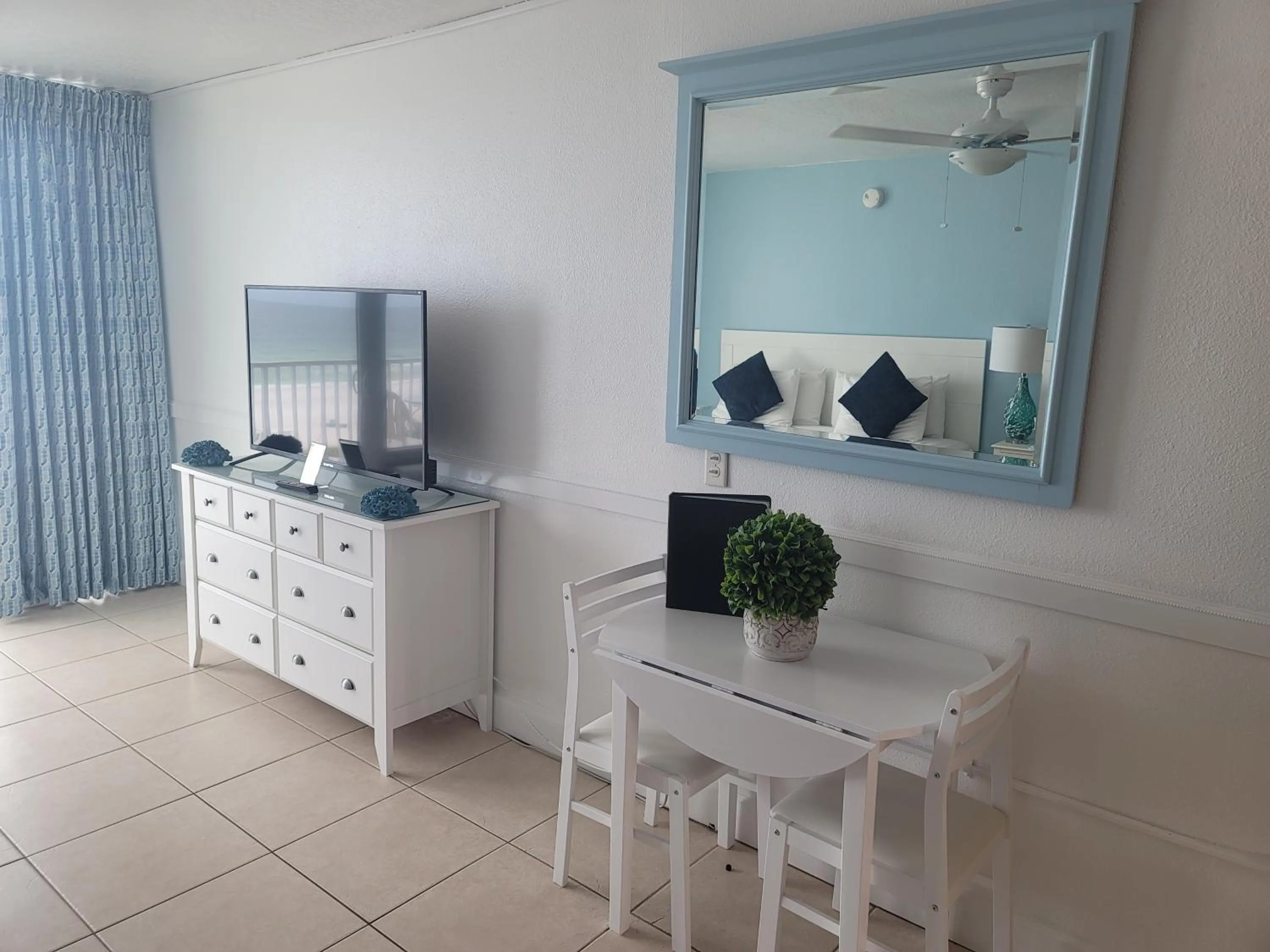 Dining area in Island Inn Beach Resort