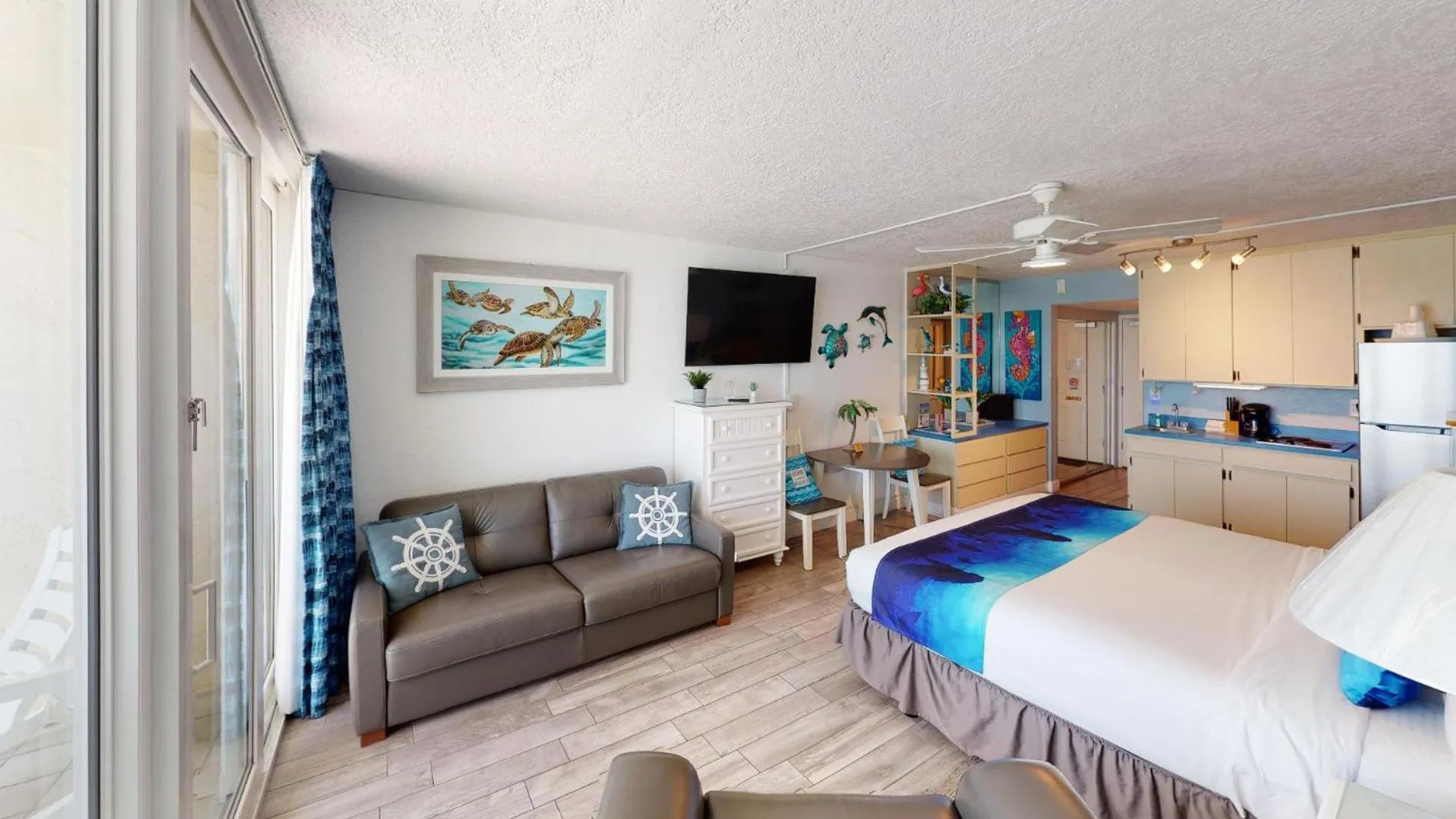 Photo of the whole room, Bed in Island Inn Beach Resort