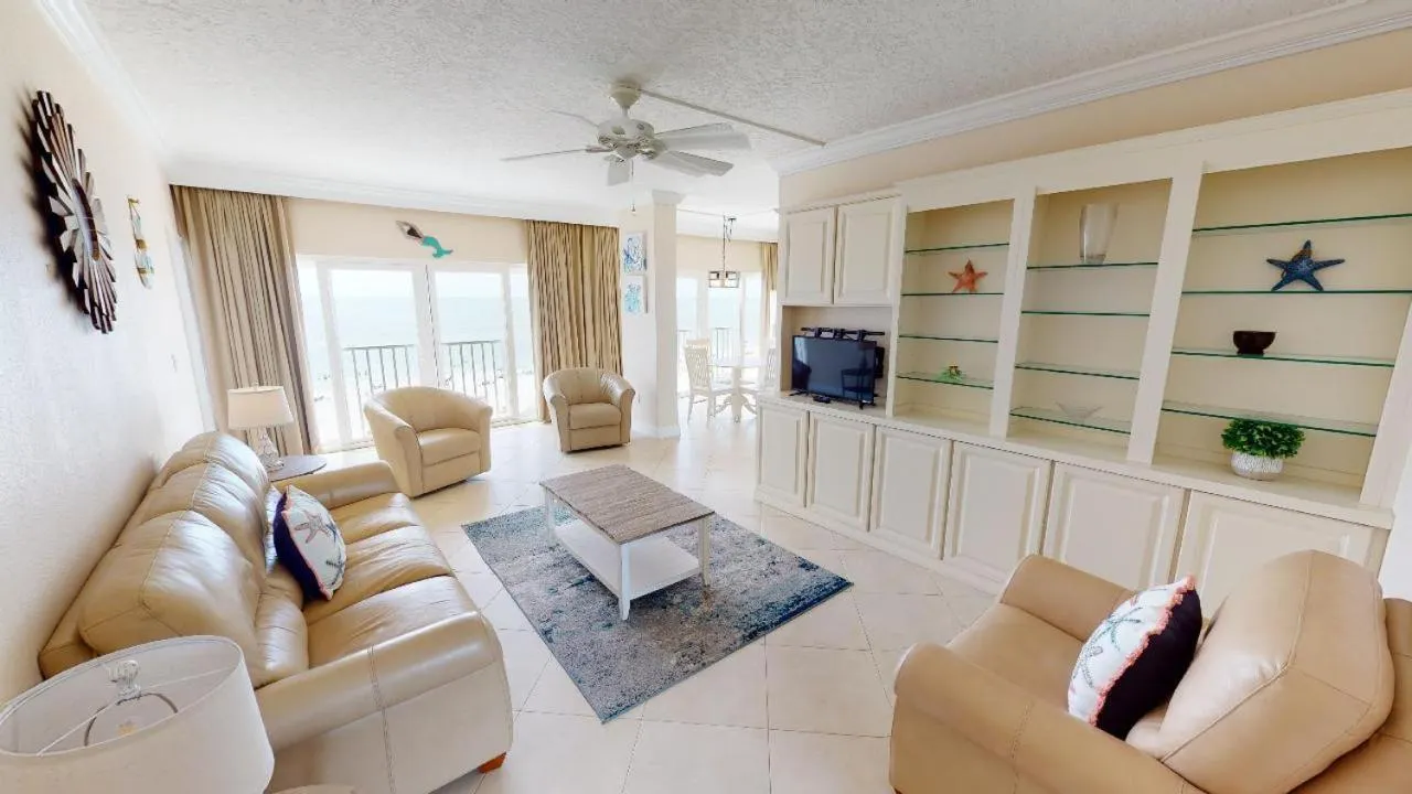 Living room in Island Inn Beach Resort