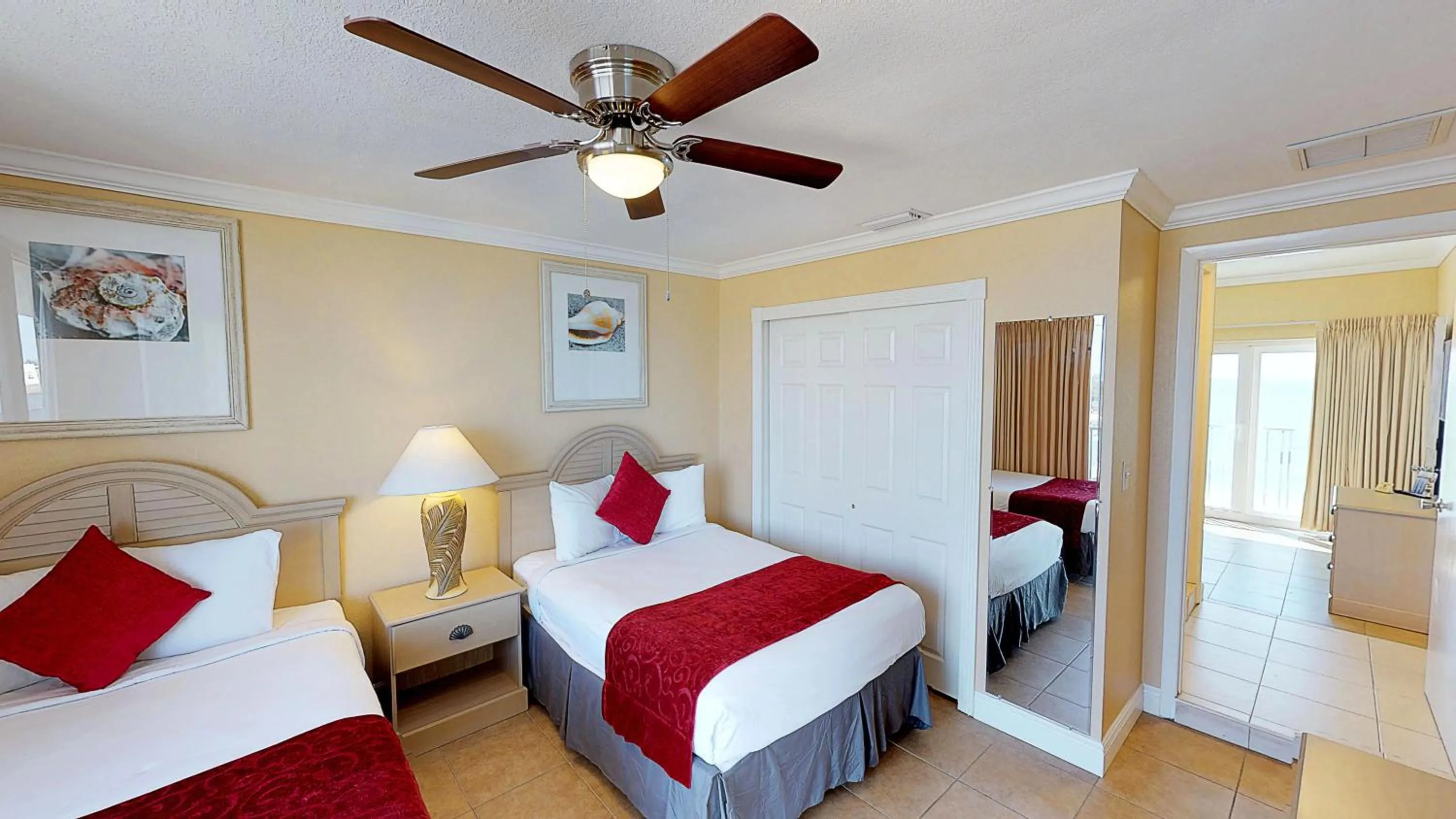 Bedroom, Bed in Island Inn Beach Resort