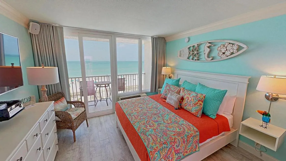 Balcony/Terrace, Bed in Island Inn Beach Resort