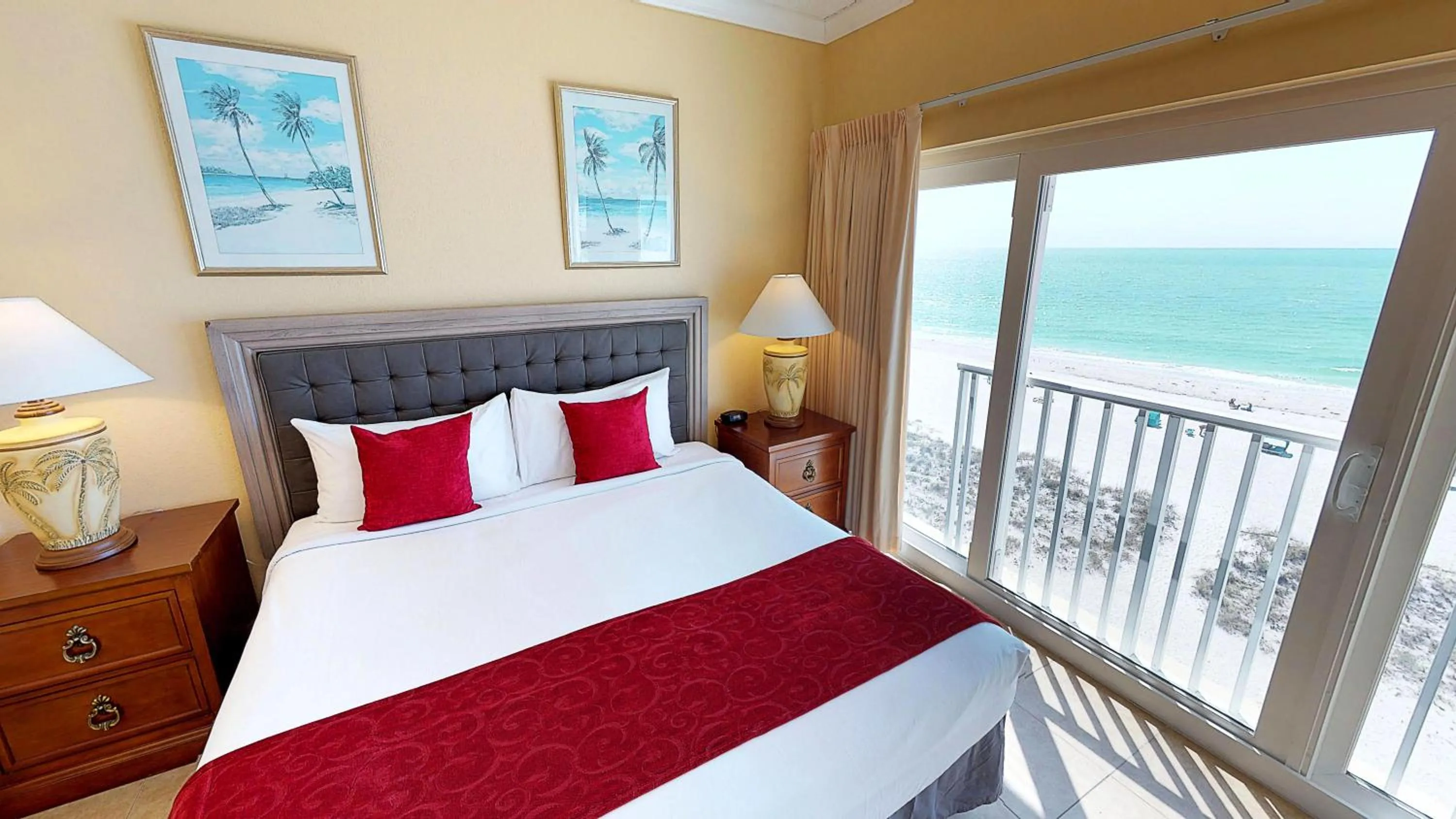 Bedroom, Bed in Island Inn Beach Resort