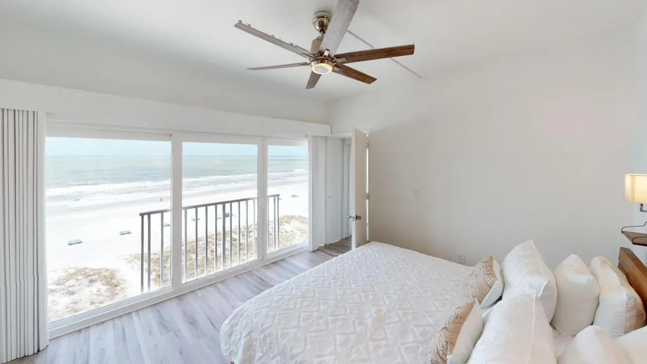 Bedroom, Bed in Island Inn Beach Resort