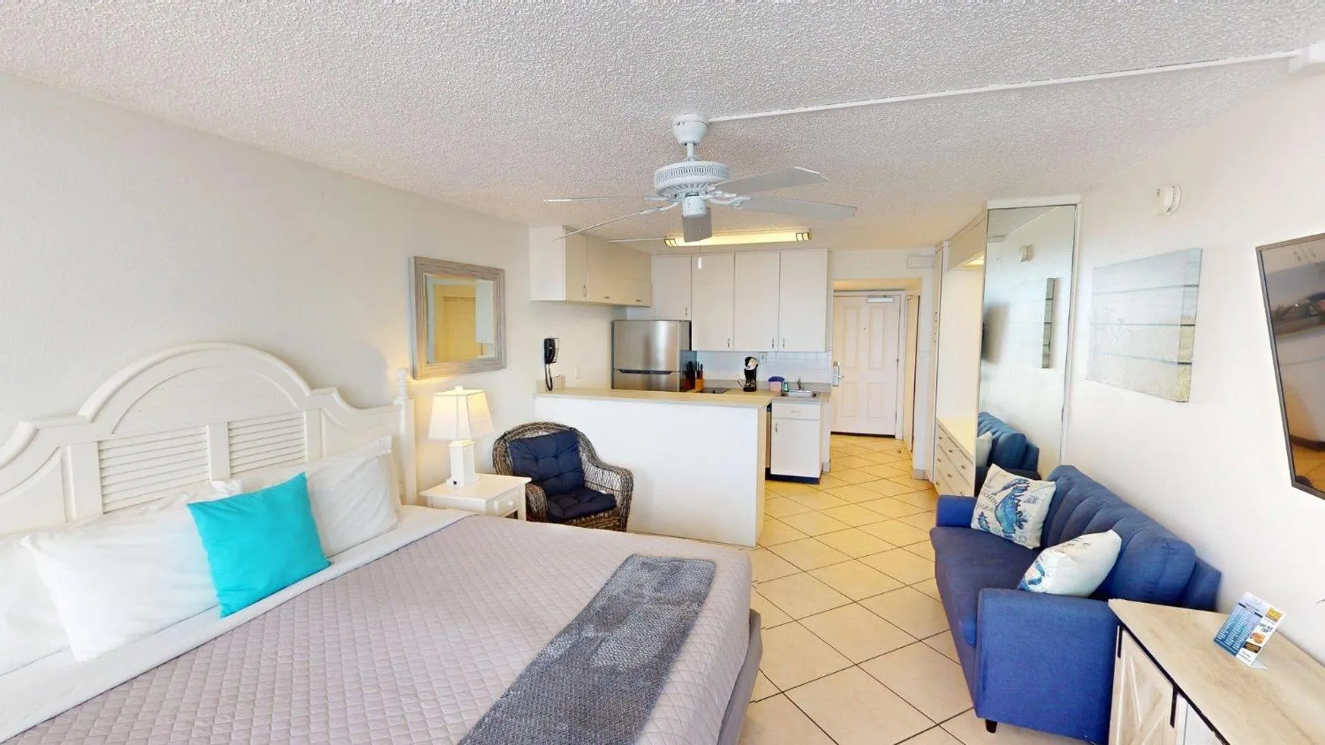 Photo of the whole room, Bed in Island Inn Beach Resort