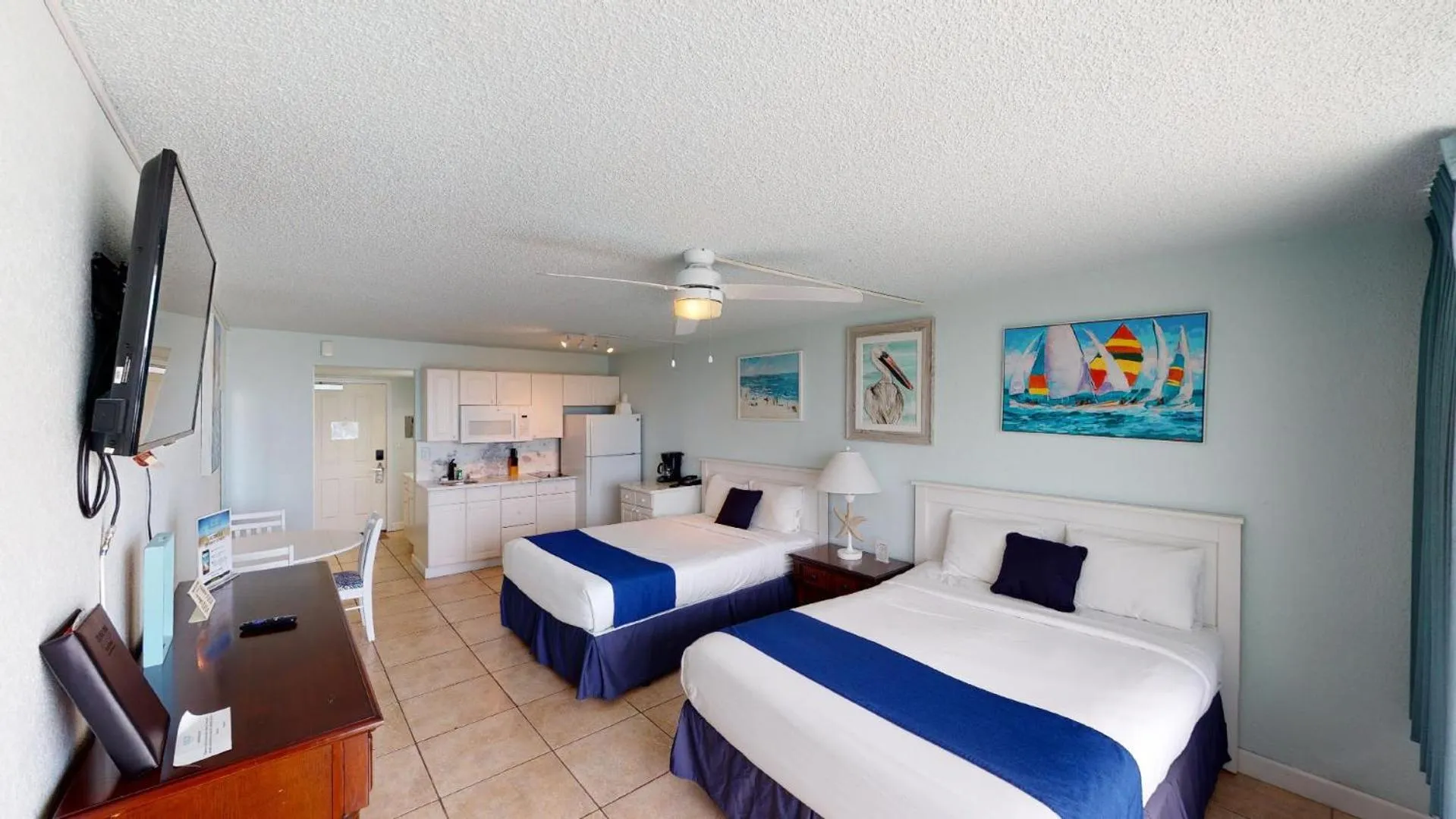 Photo of the whole room, Bed in Island Inn Beach Resort