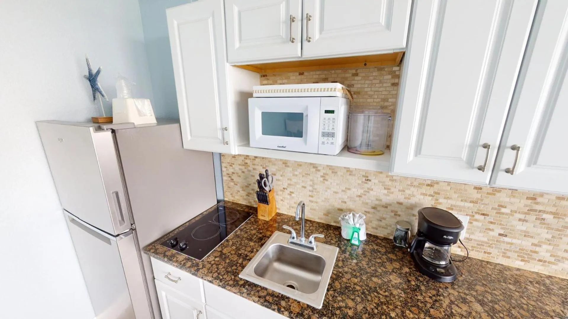 Kitchen or kitchenette in Island Inn Beach Resort