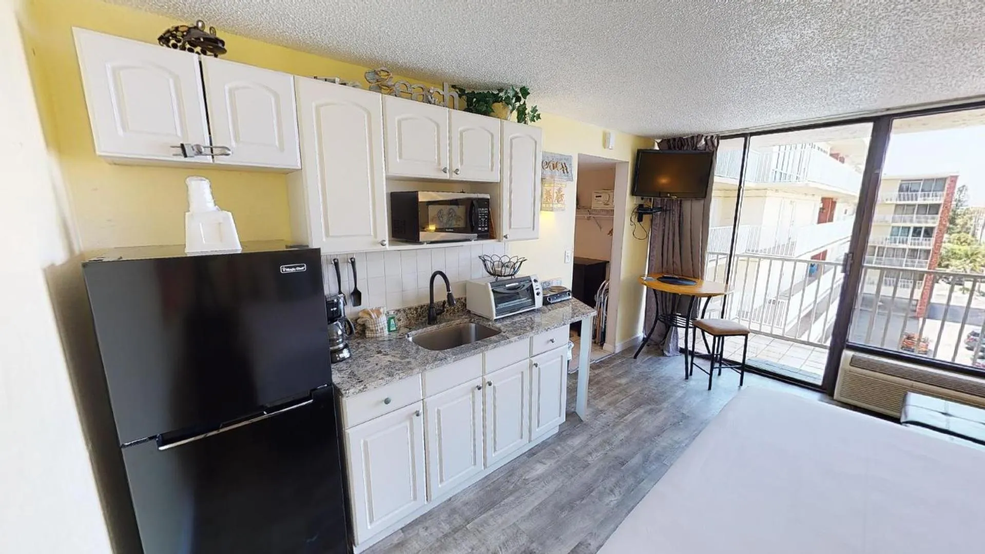 Kitchen or kitchenette in Island Inn Beach Resort