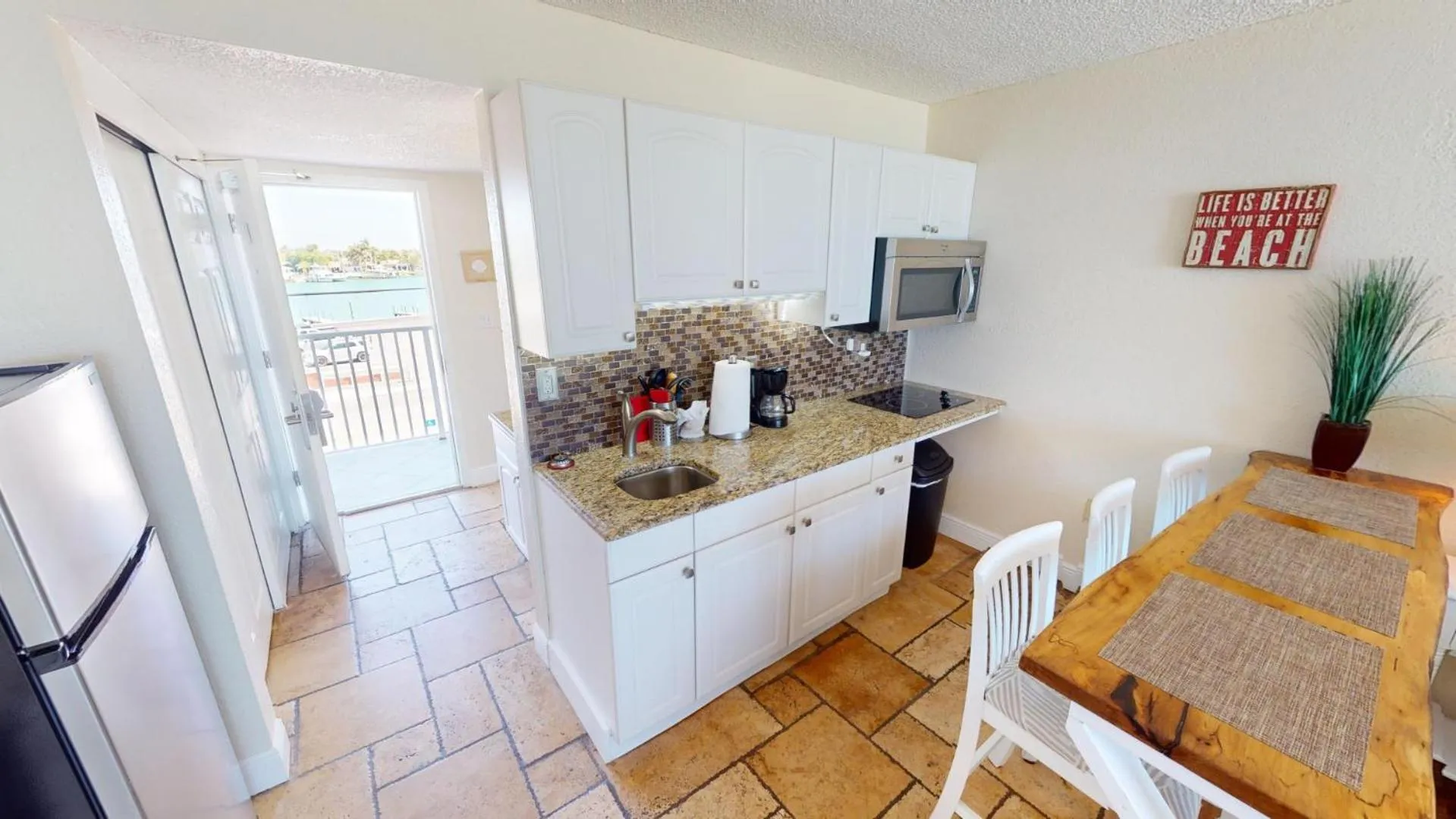Kitchen or kitchenette in Island Inn Beach Resort