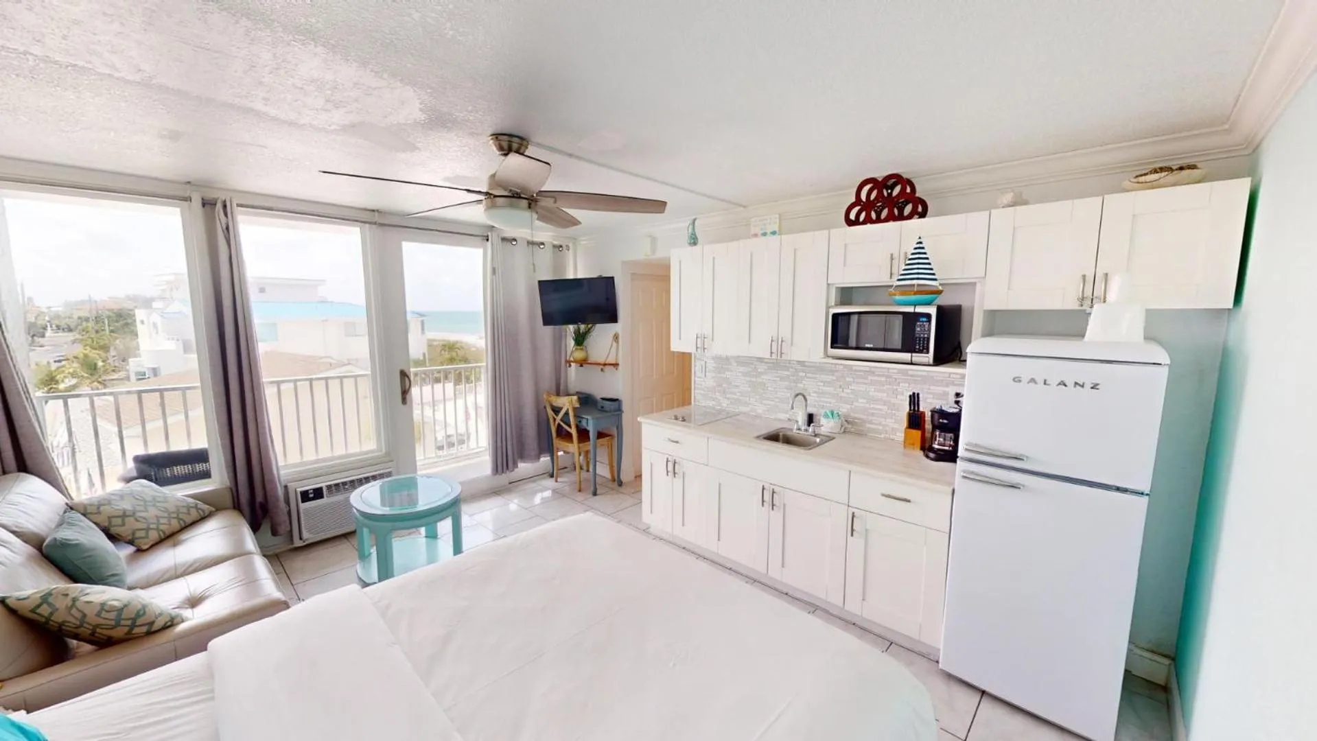 Photo of the whole room in Island Inn Beach Resort