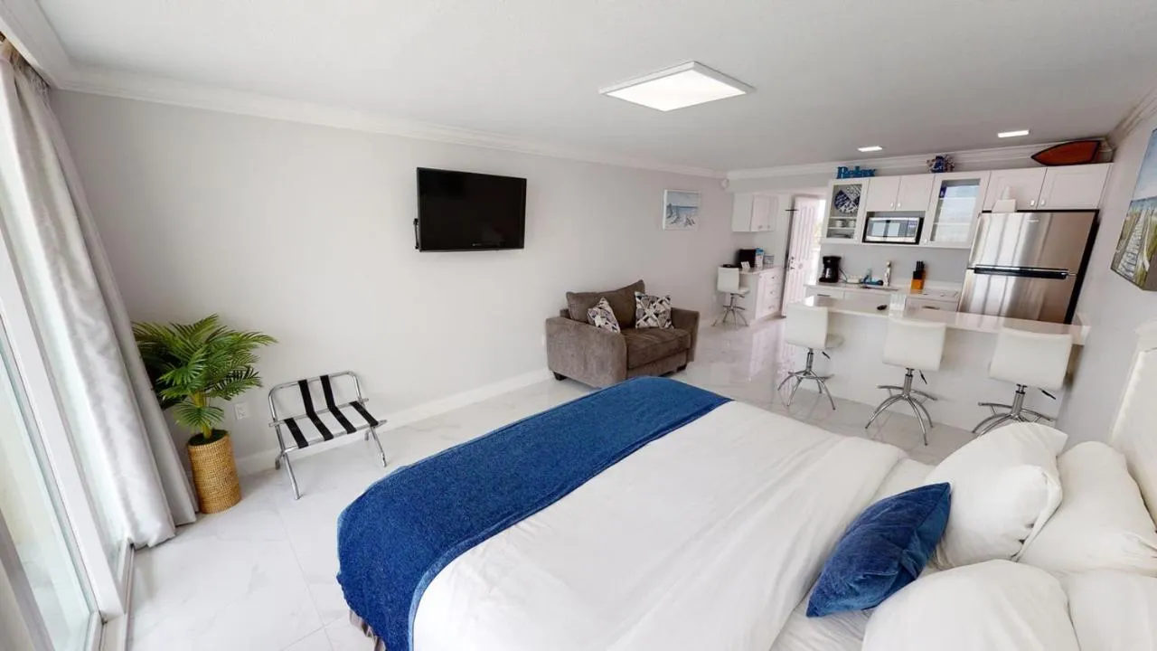 Photo of the whole room, Bed in Island Inn Beach Resort