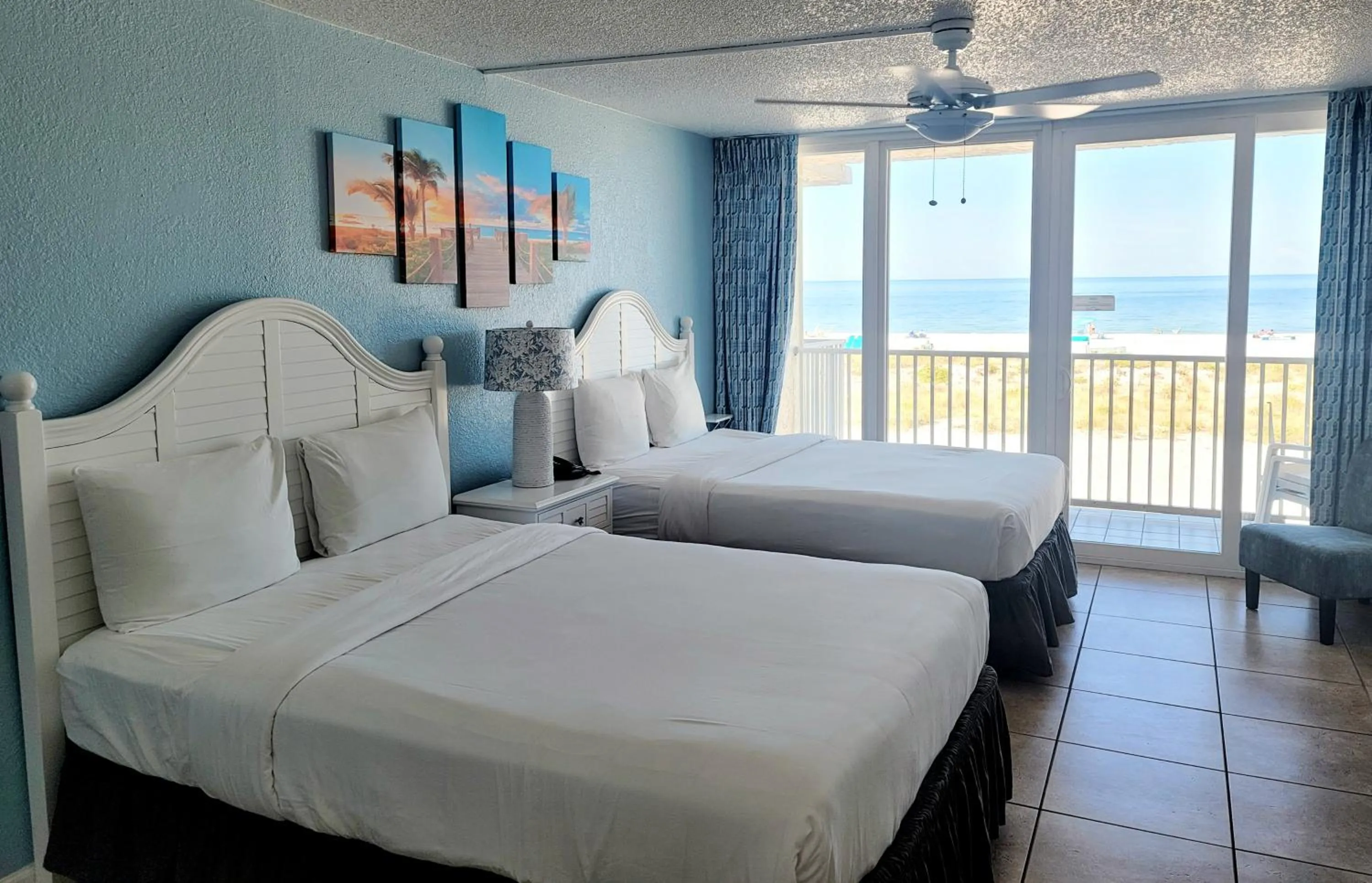 Balcony/Terrace, Bed in Island Inn Beach Resort