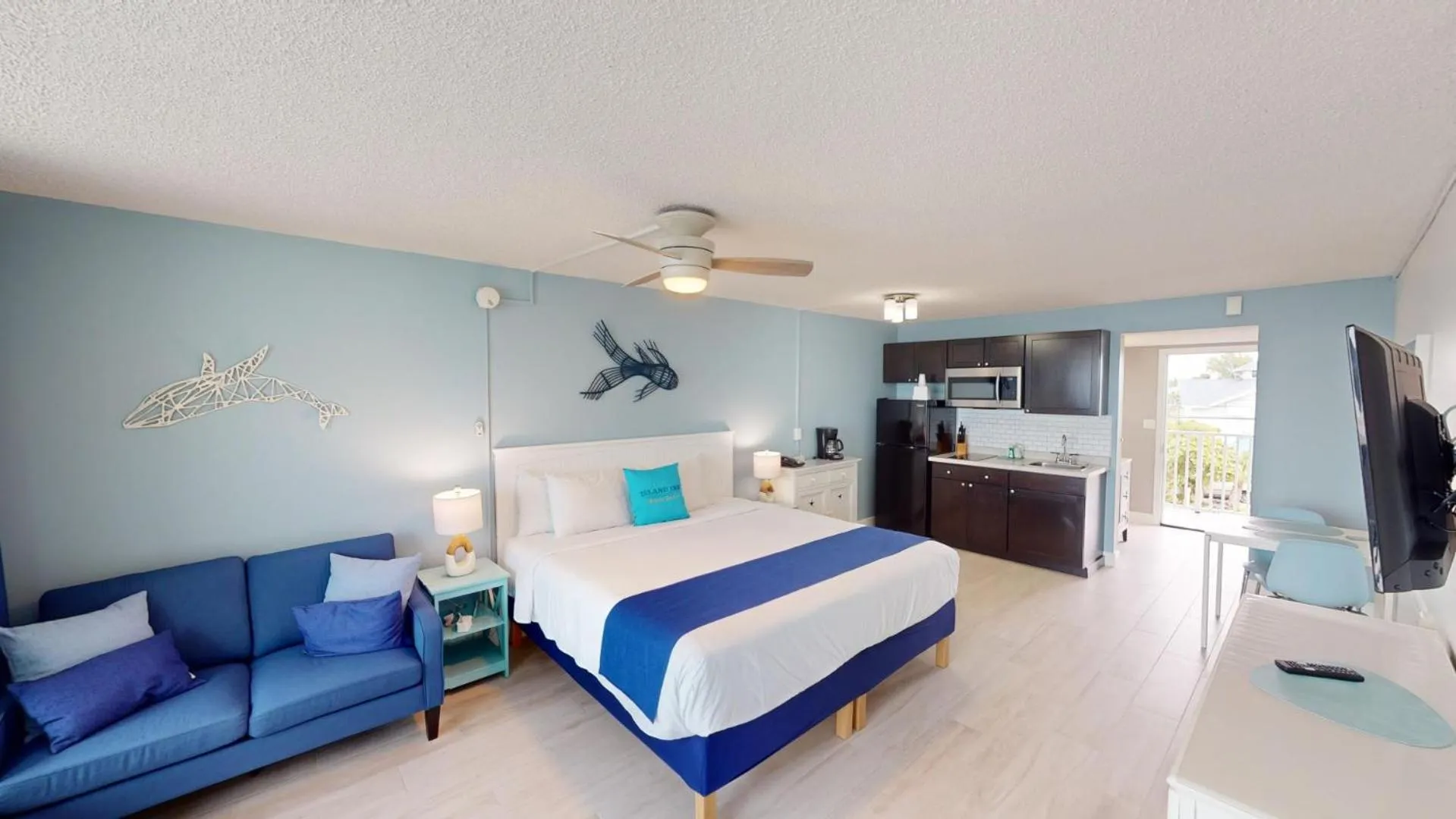 Photo of the whole room, Bed in Island Inn Beach Resort