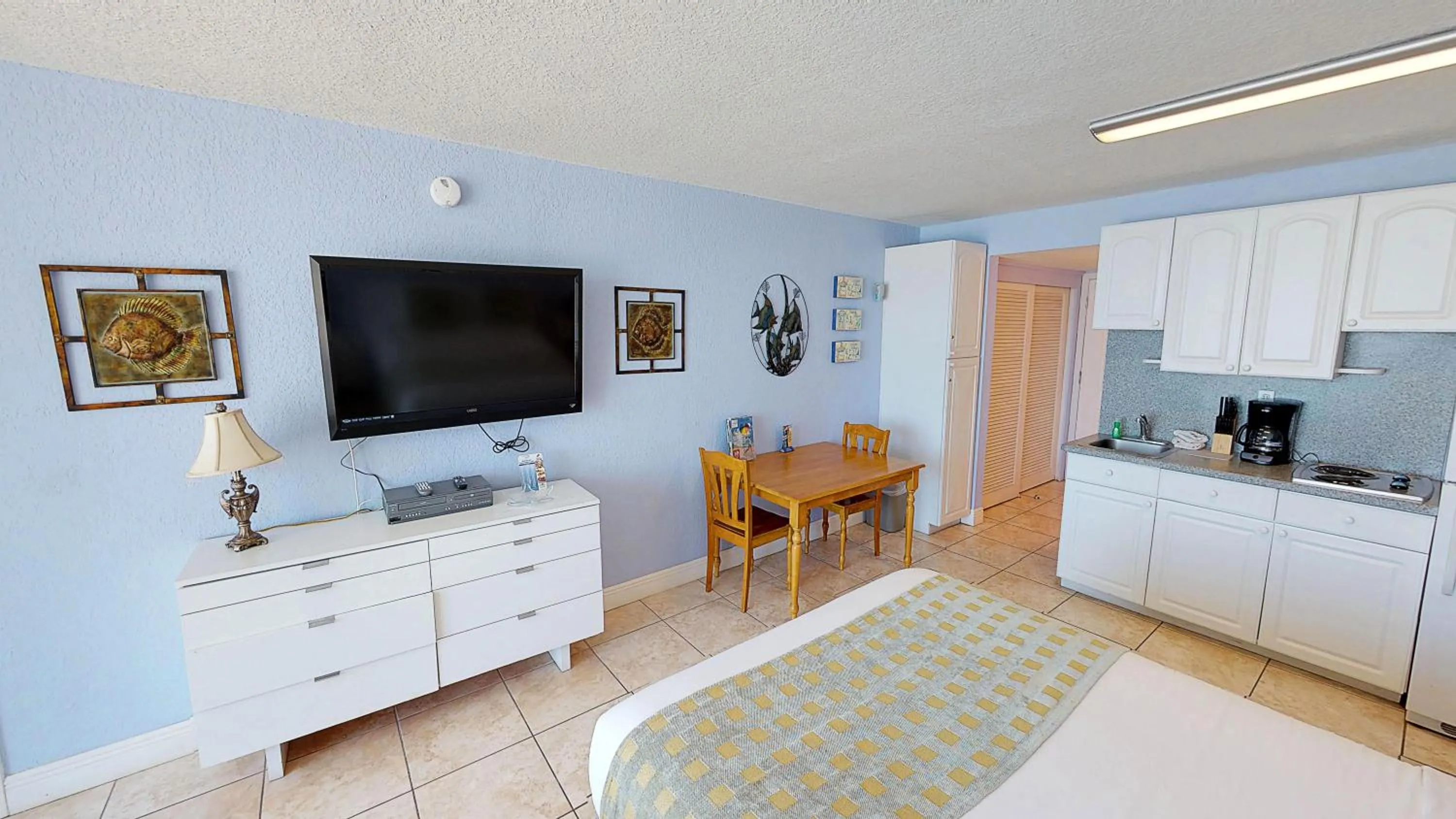 Photo of the whole room in Island Inn Beach Resort