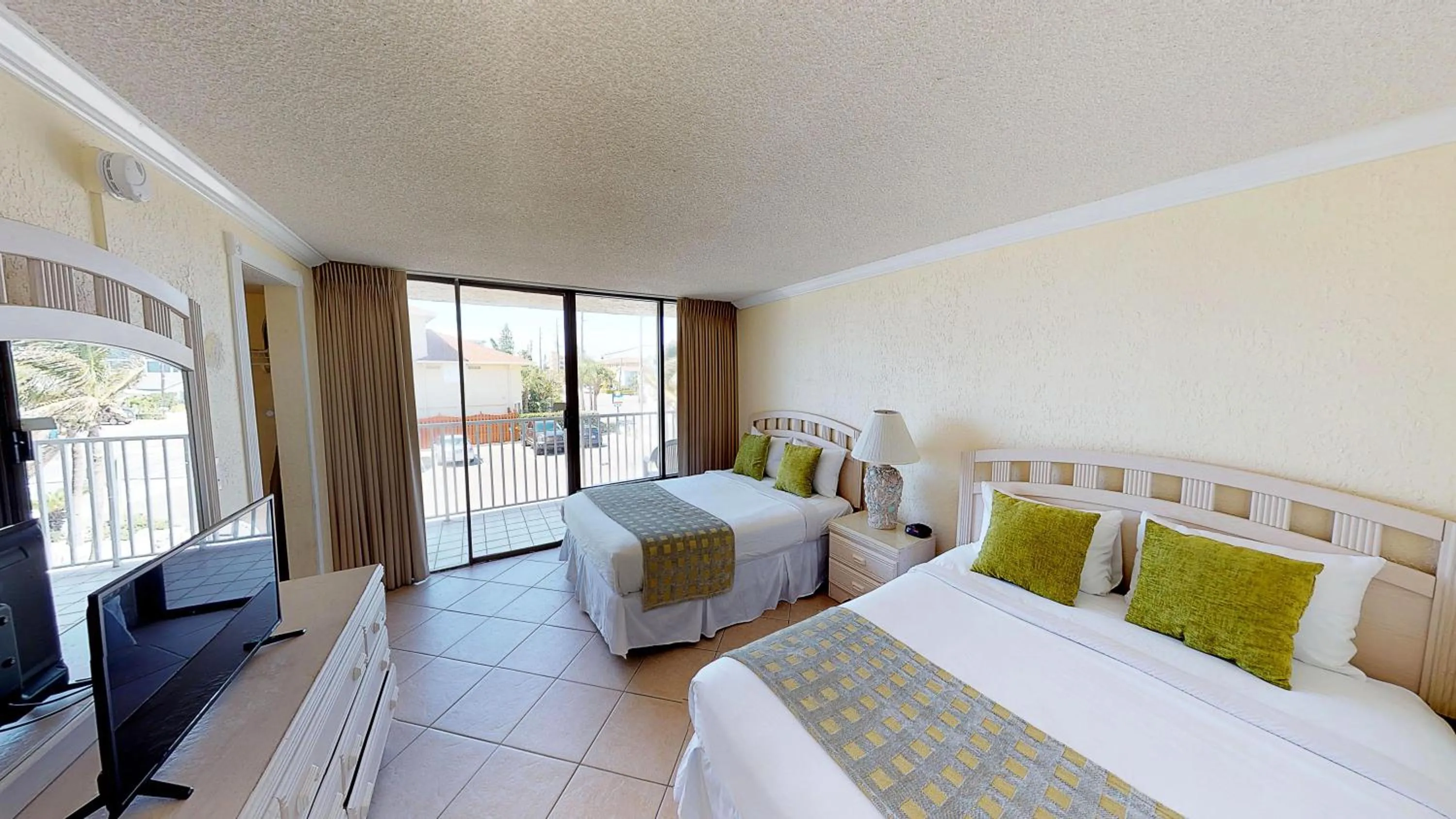 Balcony/Terrace, Bed in Island Inn Beach Resort