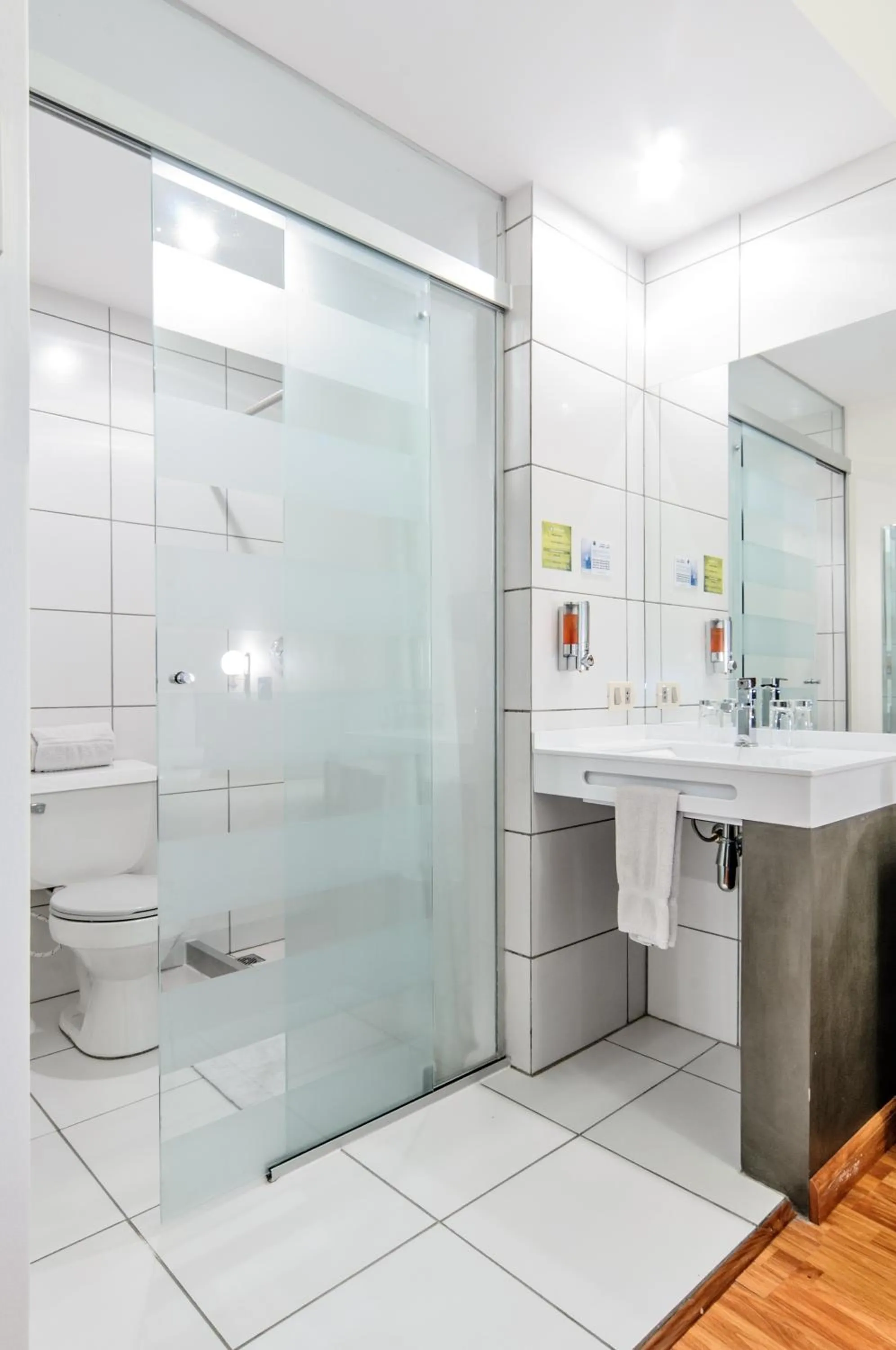 Shower in Hotel LP Columbus