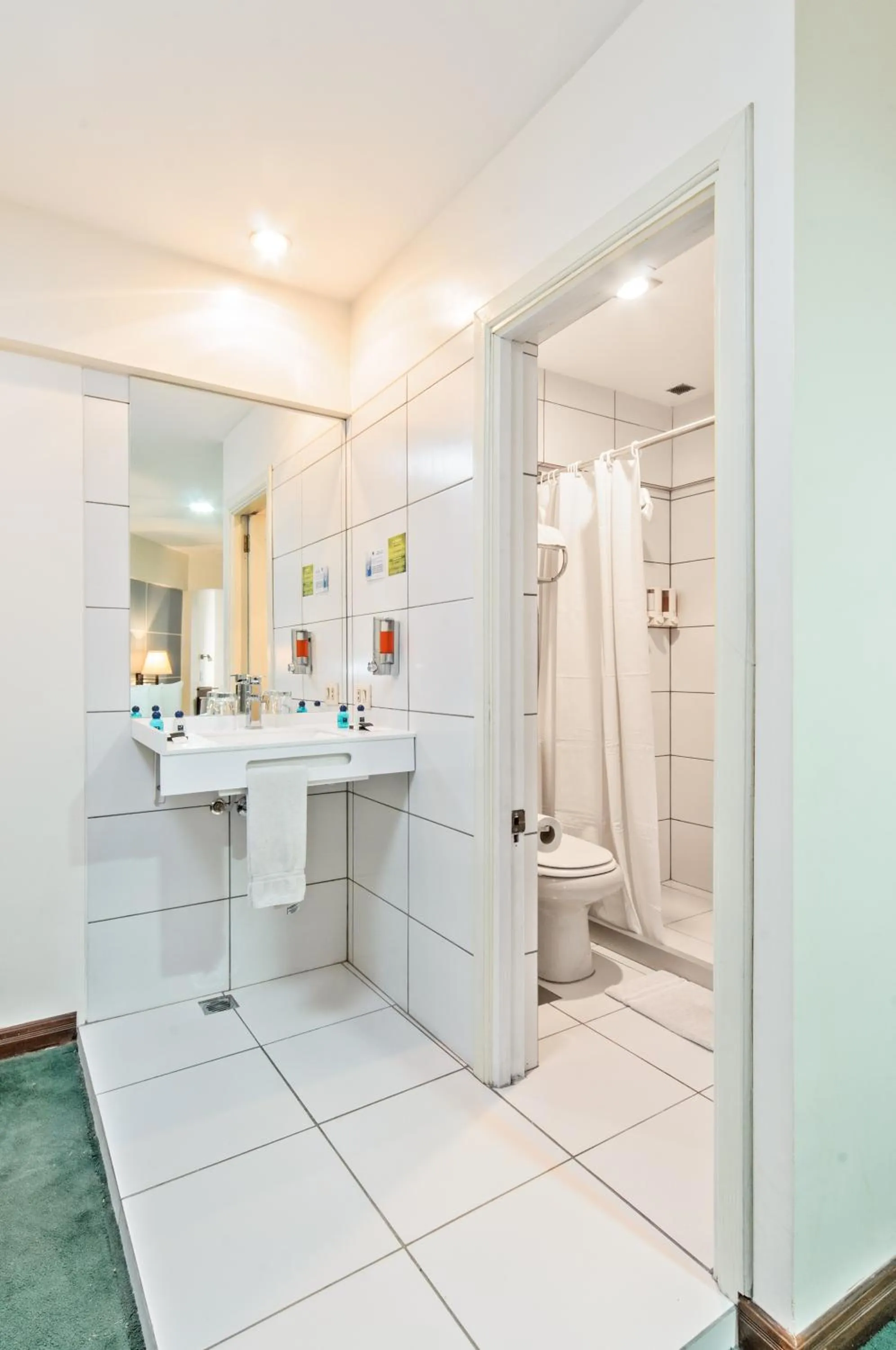 Shower in Hotel LP Columbus