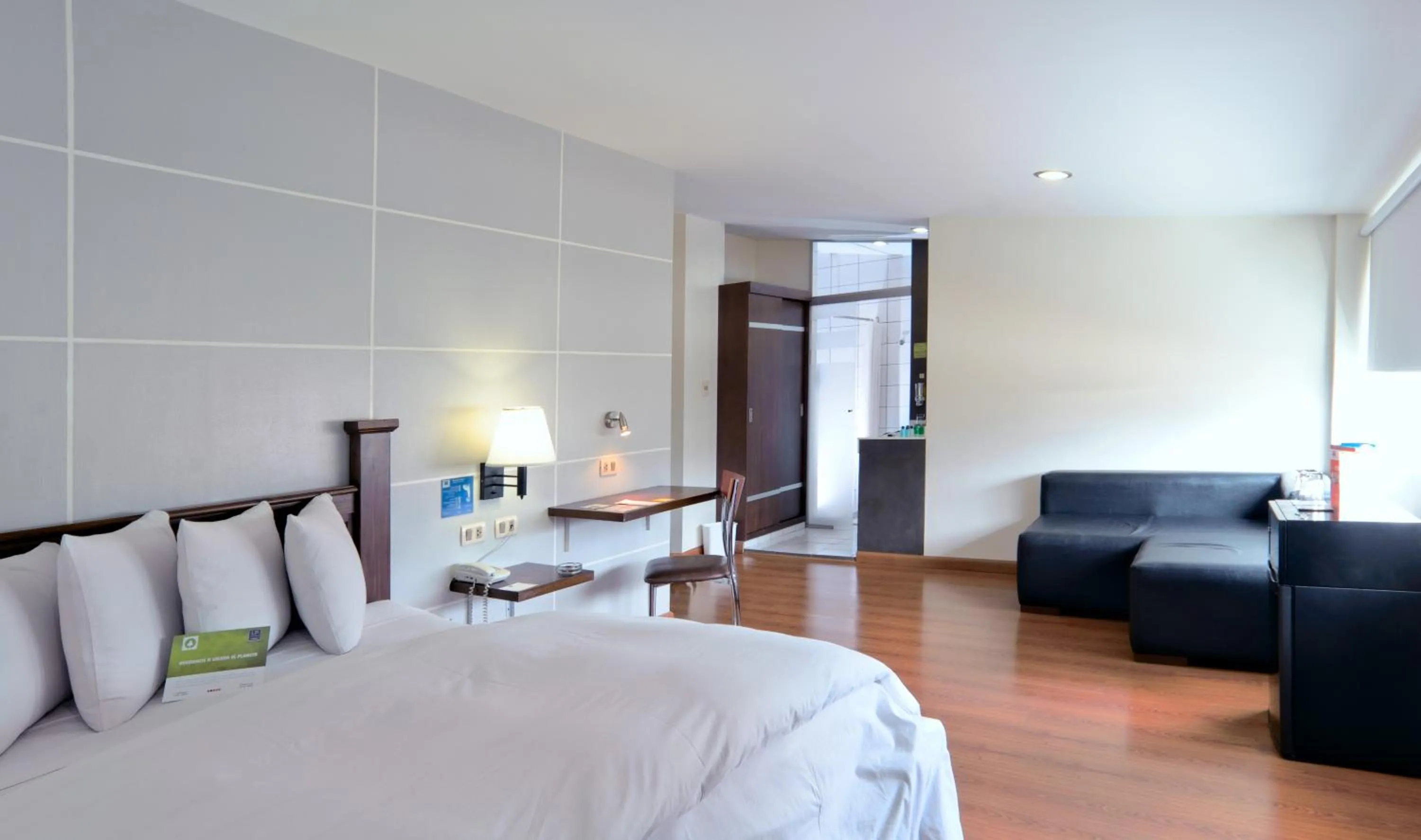 Shower, Bed in Hotel LP Columbus