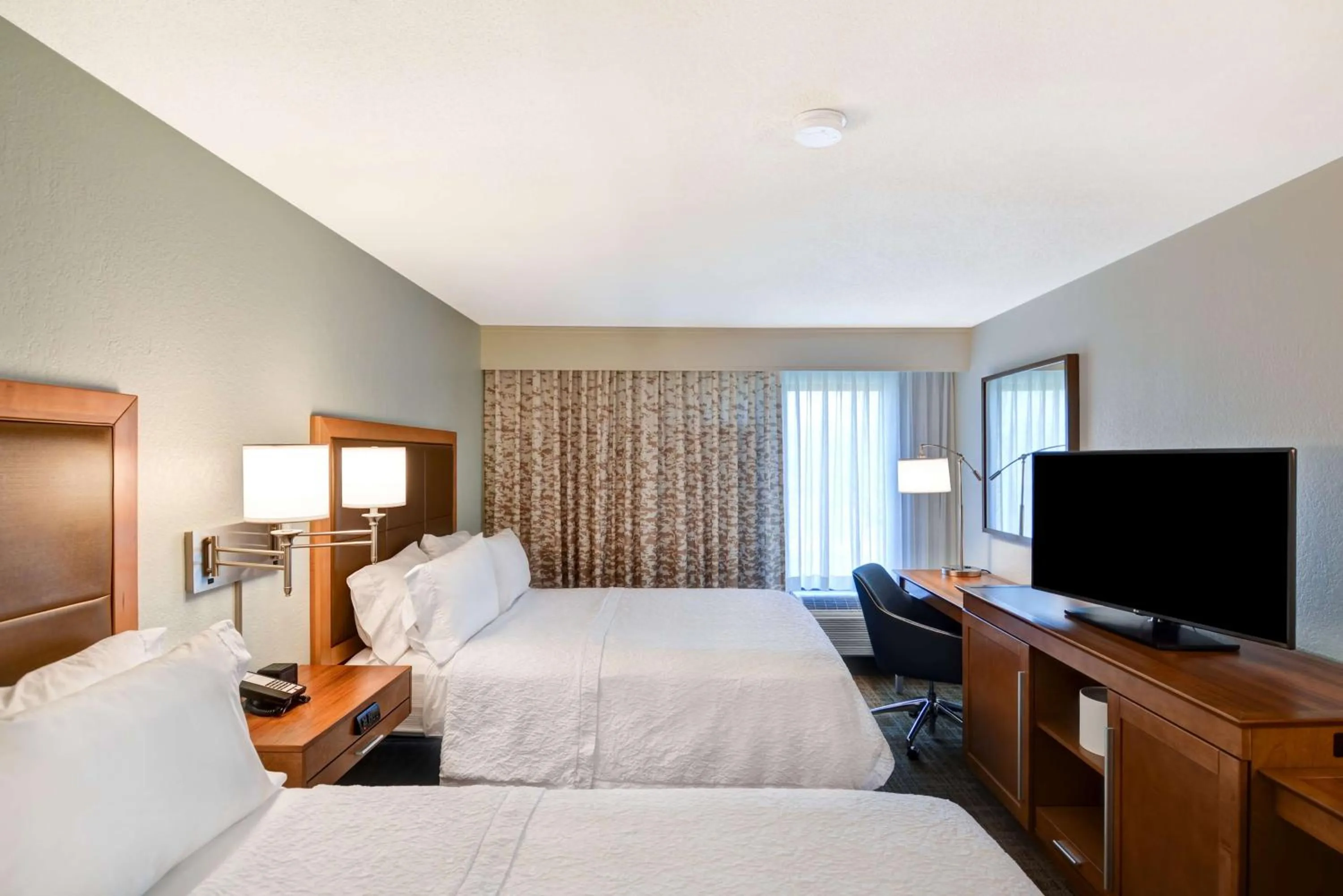 Bedroom, Bed in Hampton Inn by Hilton Milford