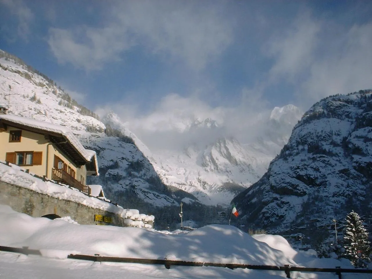 Property building in Hotel Ottoz Meublé