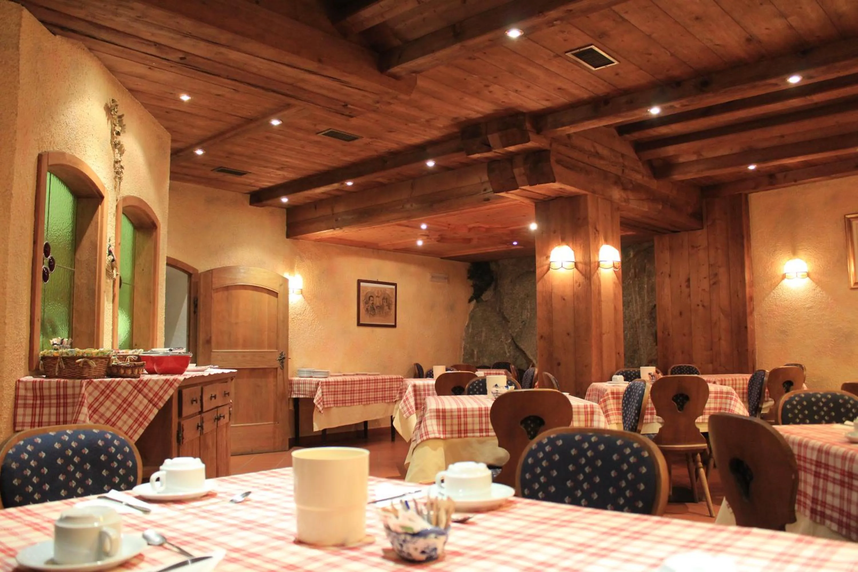 Restaurant/places to eat in Hotel Ottoz Meublé