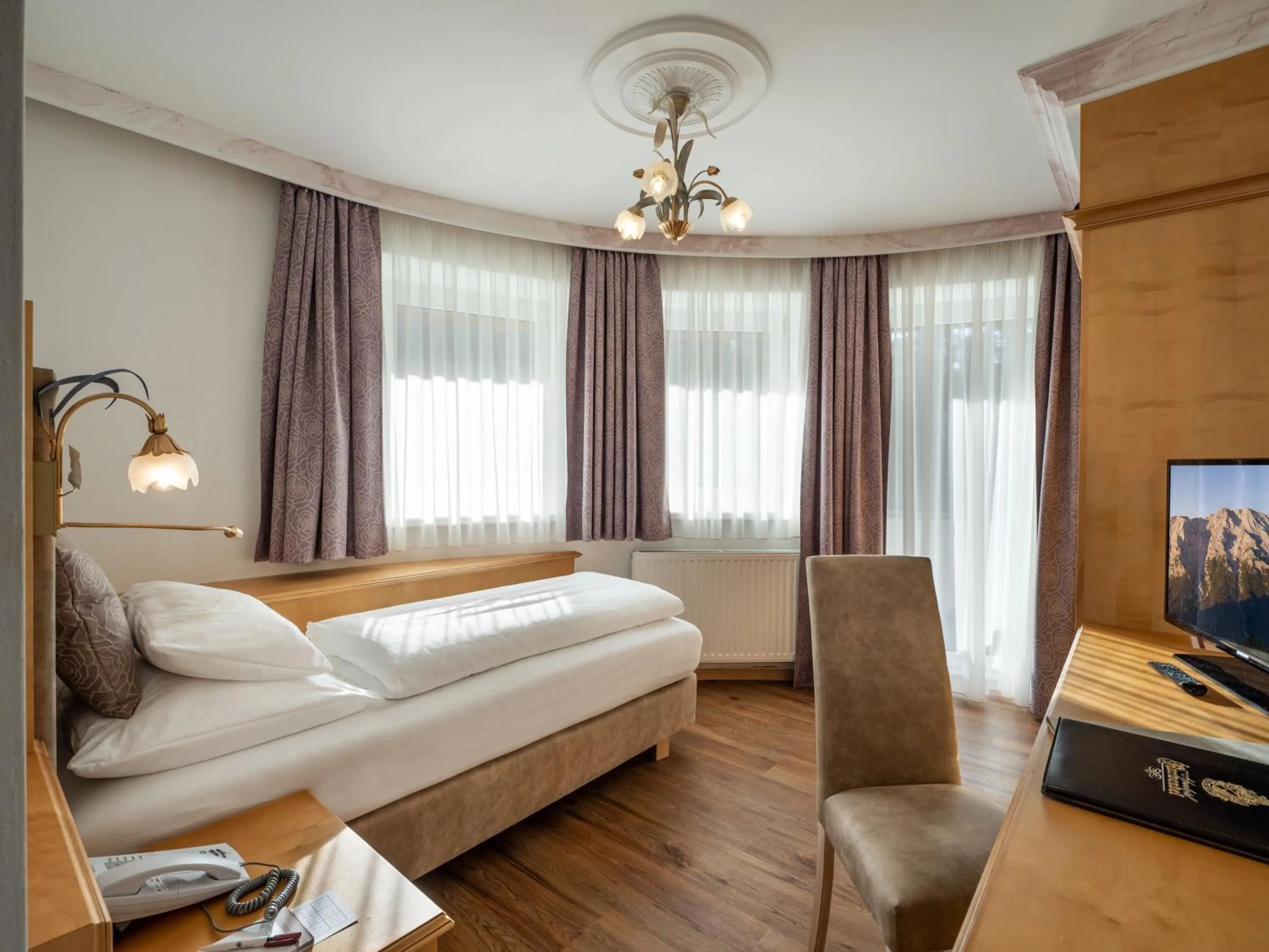 Bedroom, Bed in Alpenhotel Karwendel -Adults only-