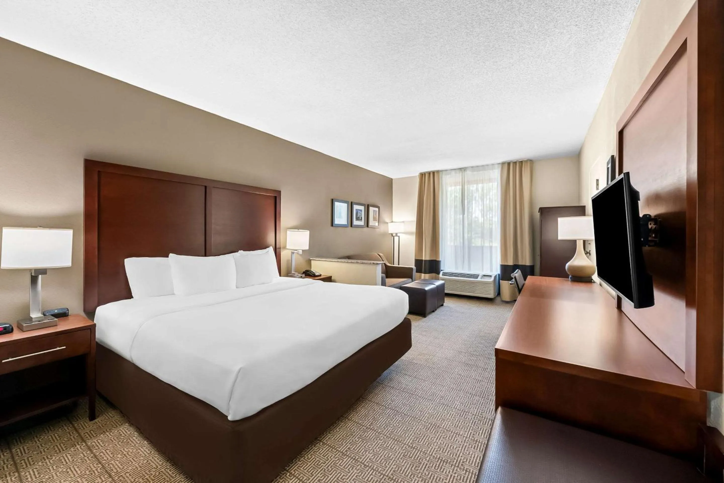 Bedroom, Bed in Comfort Inn & Suites Durham near Duke University