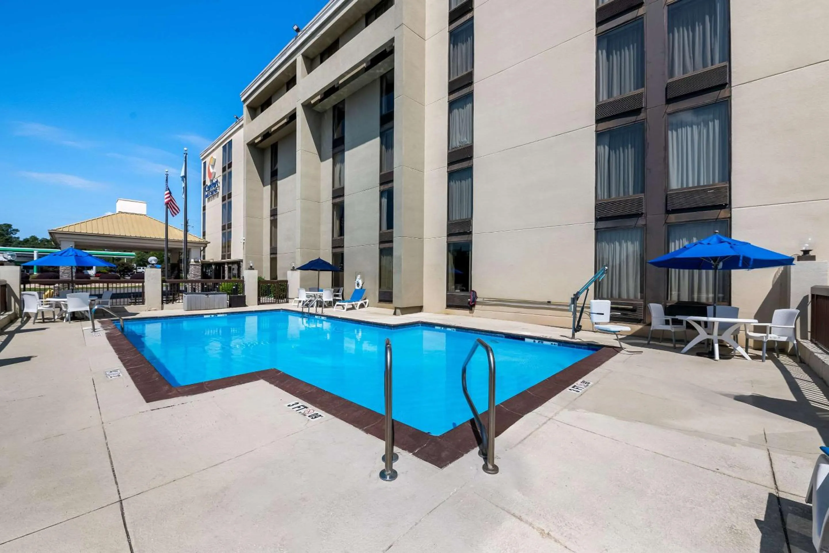 Swimming pool in Comfort Inn & Suites Durham near Duke University