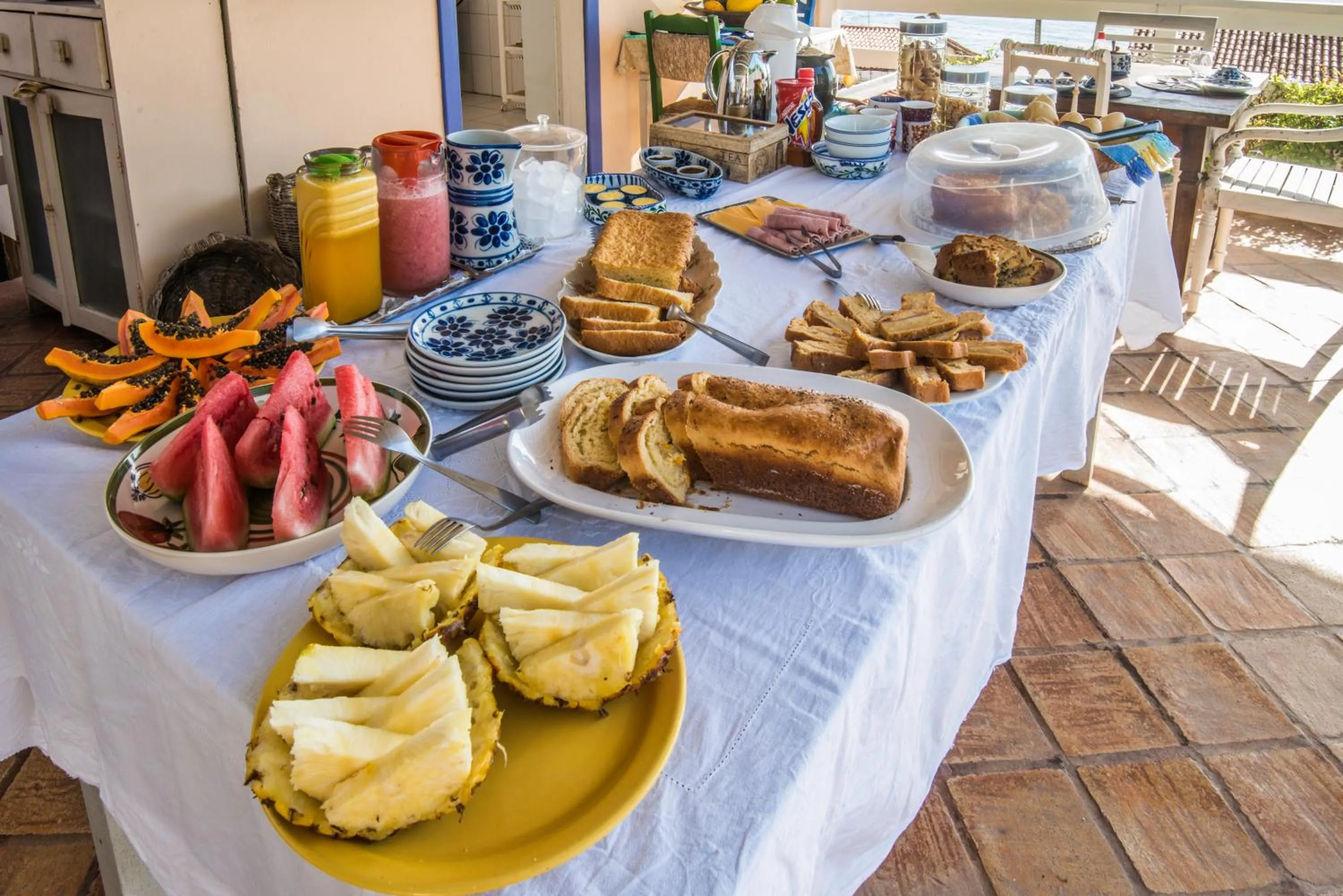 Buffet breakfast in Pousada Via Brasil