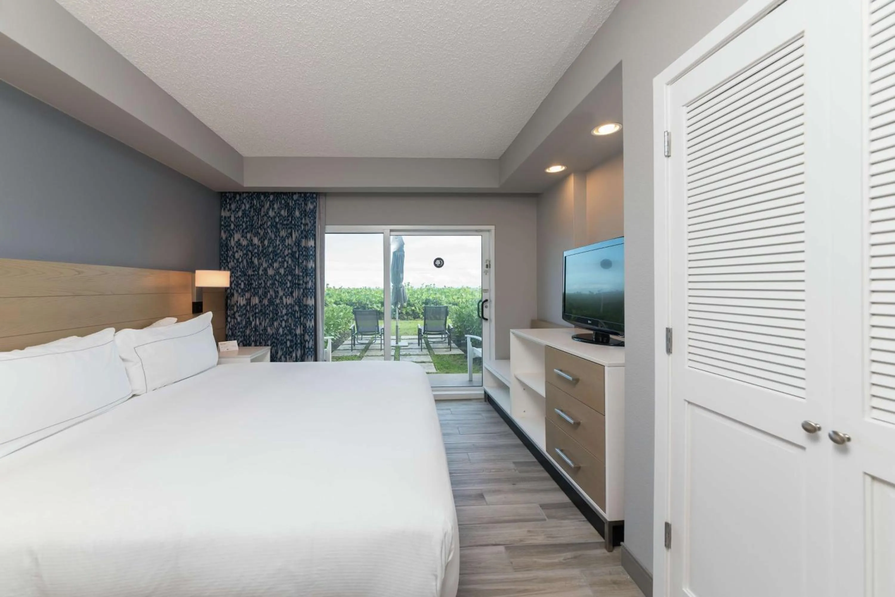 Bed in DoubleTree Suites by Hilton Melbourne Beach Oceanfront