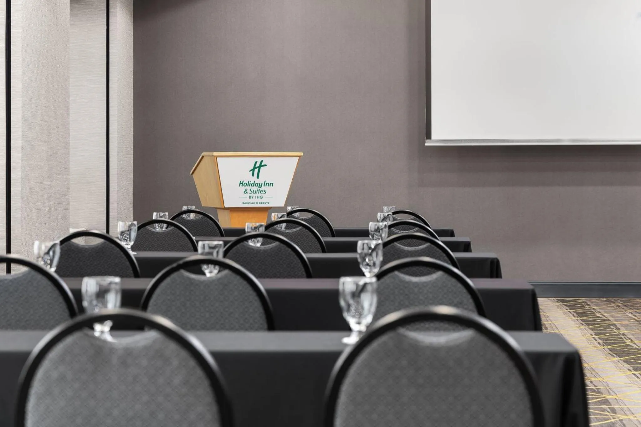 Meeting/conference room in Holiday Inn & Suites Oakville at Bronte by IHG