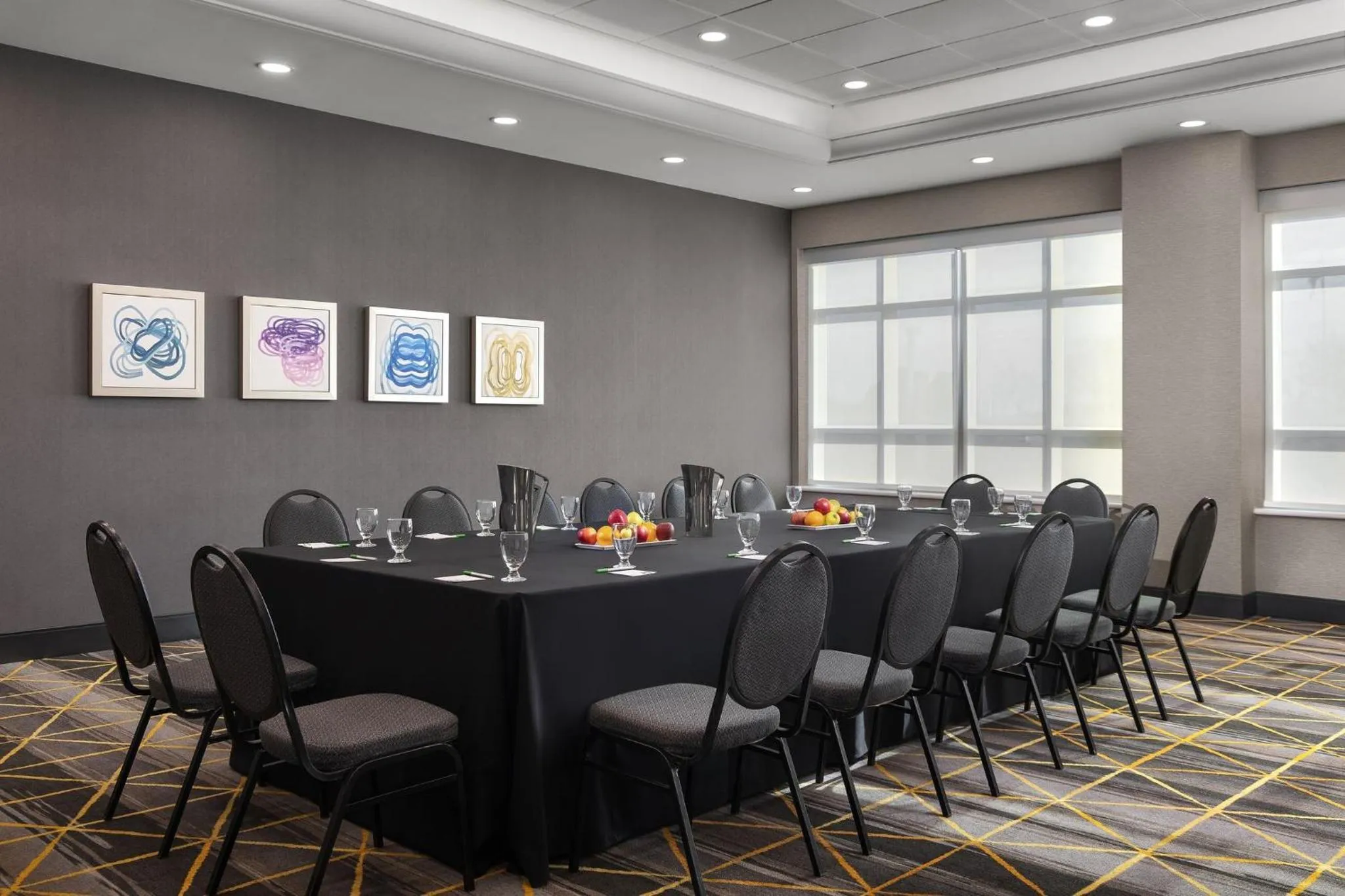 Meeting/conference room in Holiday Inn & Suites Oakville at Bronte by IHG
