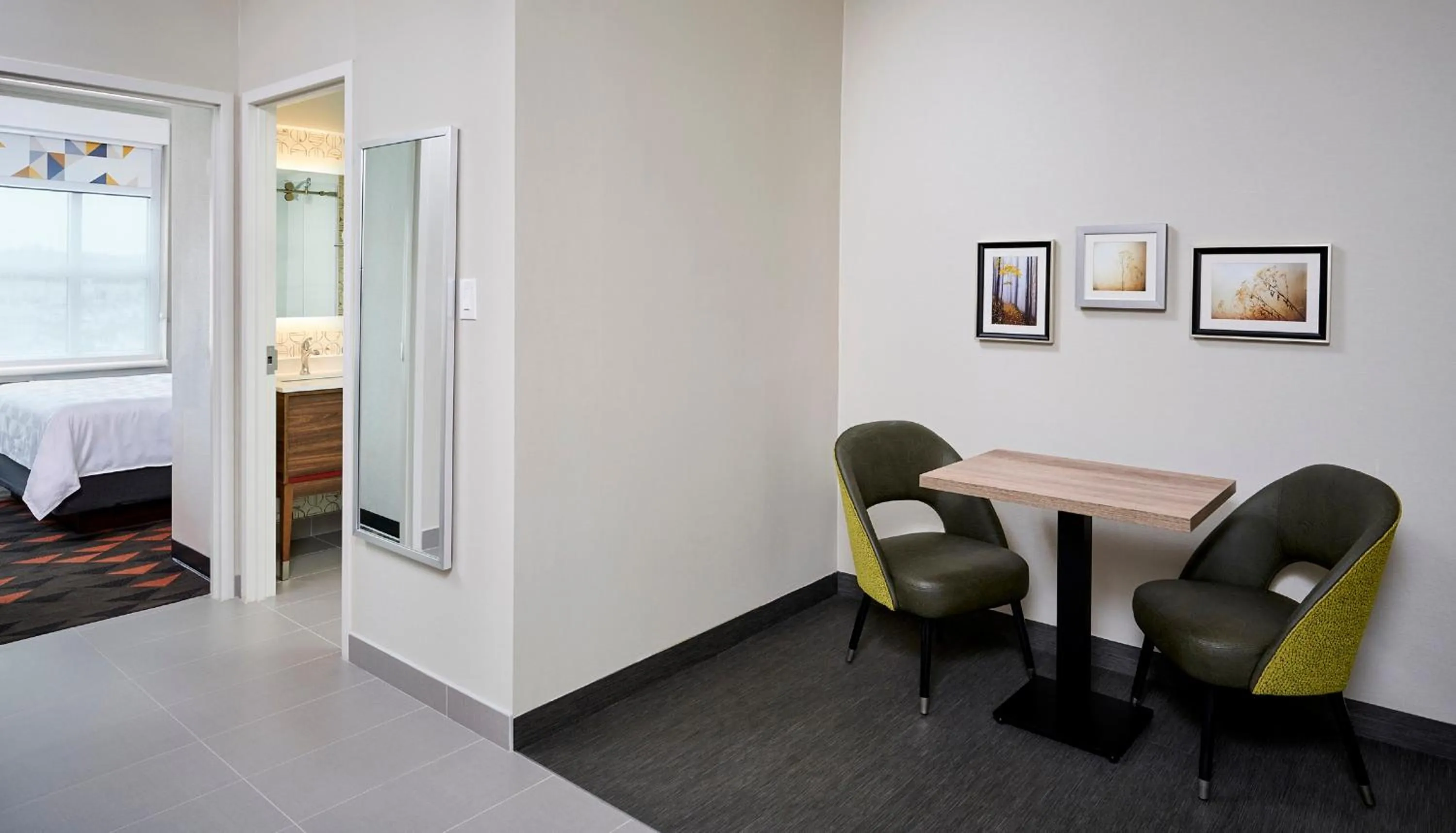 Photo of the whole room, Bed in Holiday Inn & Suites Oakville at Bronte by IHG