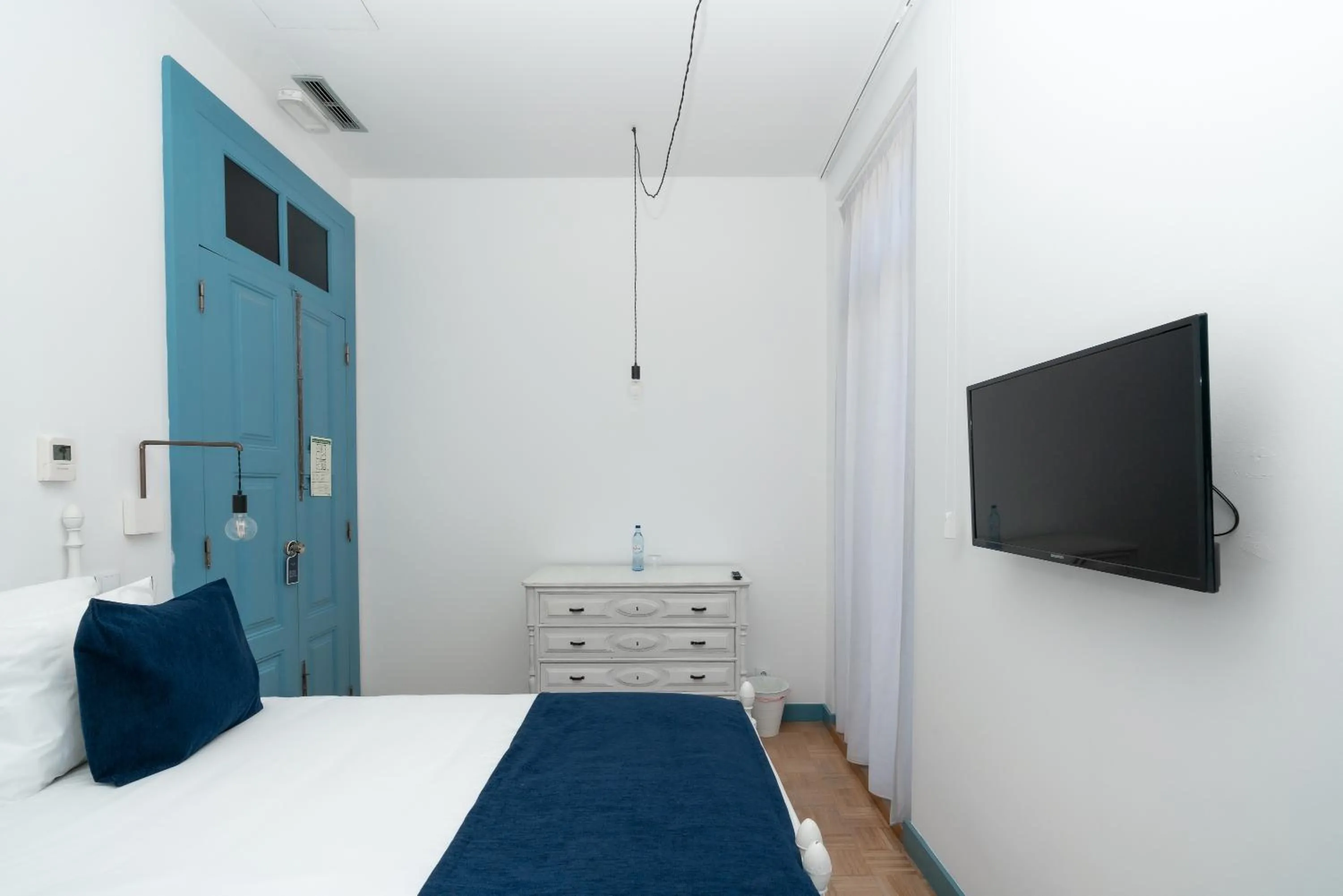 Communal lounge/ TV room, Bed in Des Arts