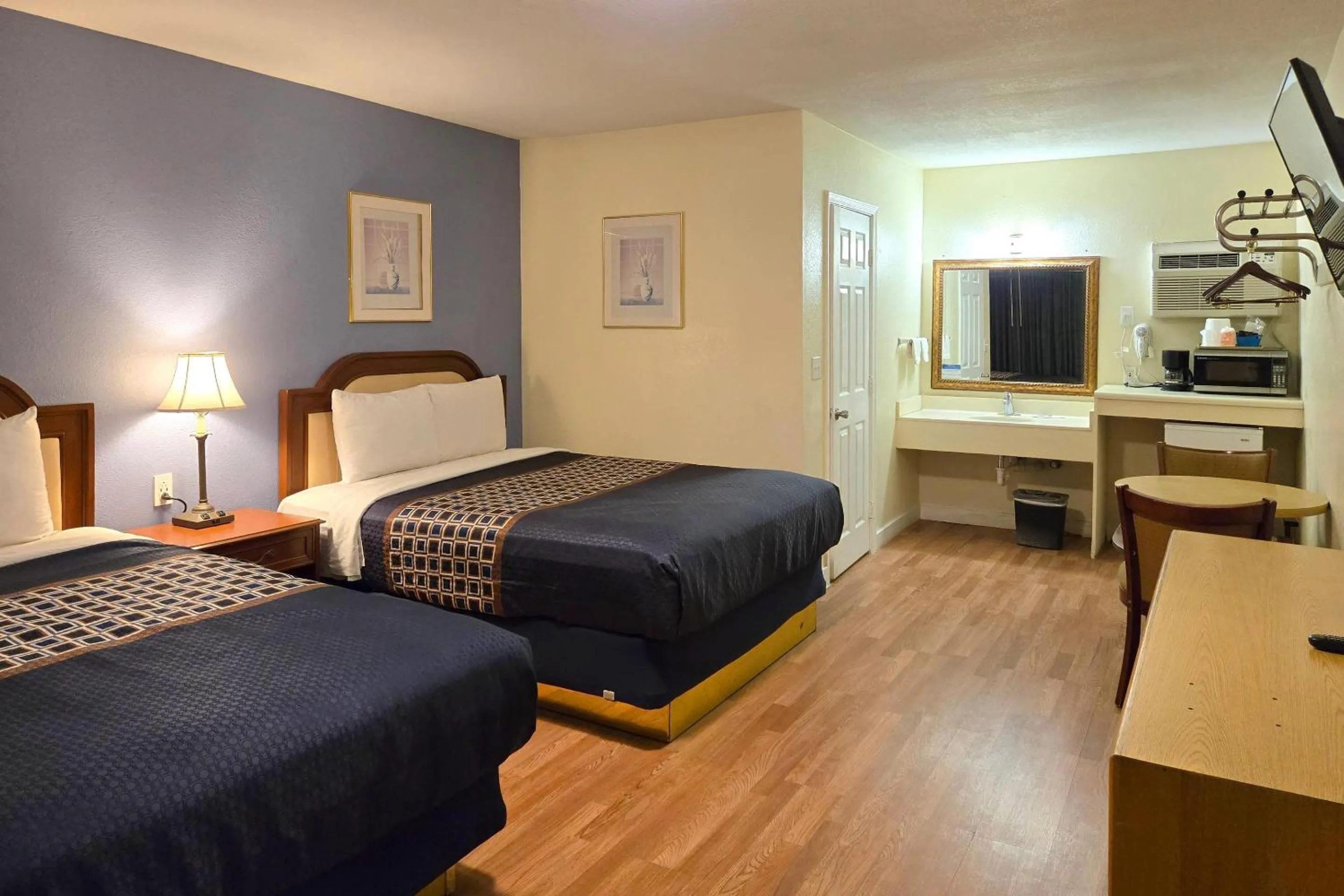 Bedroom, Bed in Rodeway Inn & Suites Blythe I-10