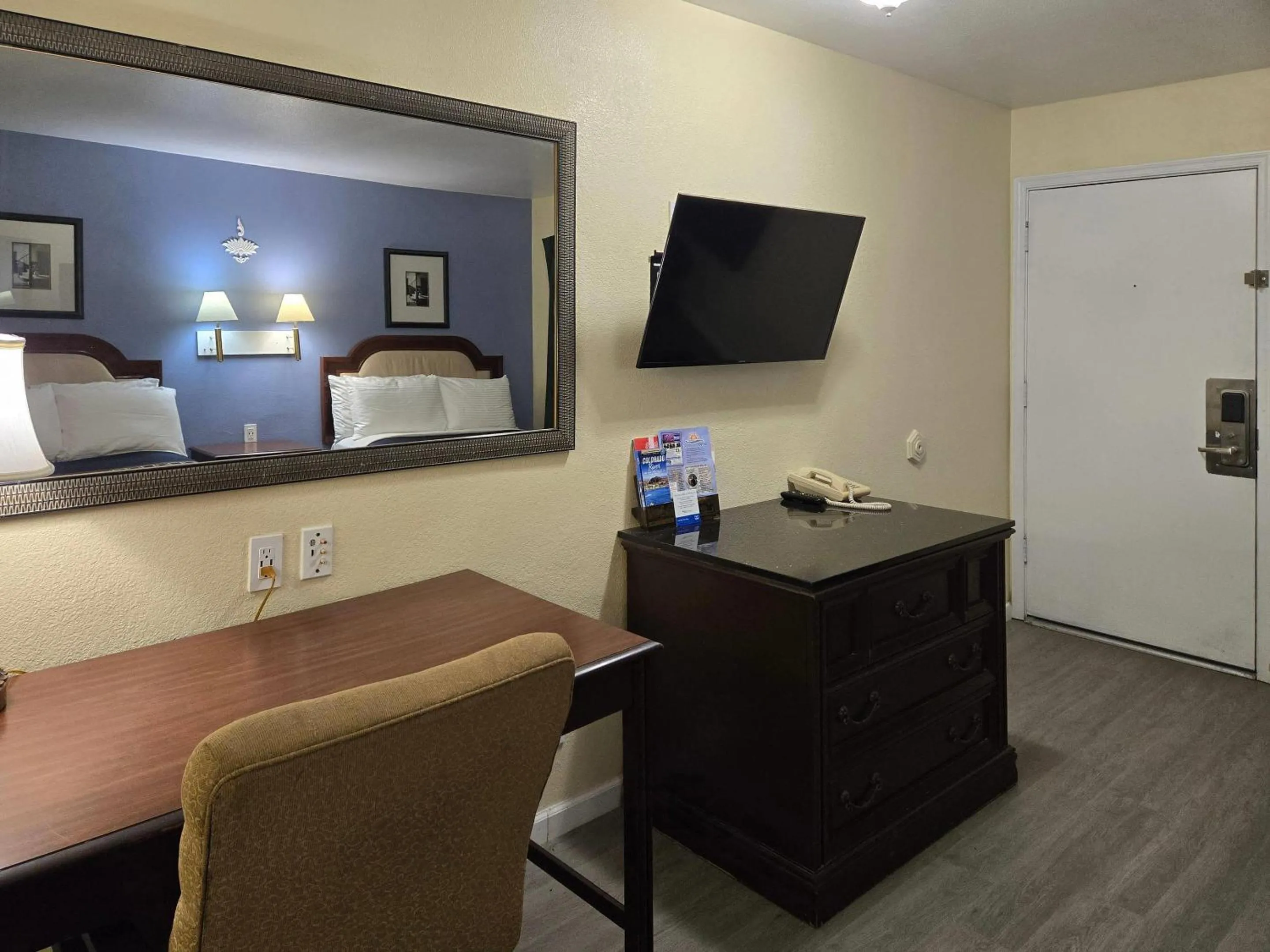 Bedroom, Bed in Rodeway Inn & Suites Blythe I-10