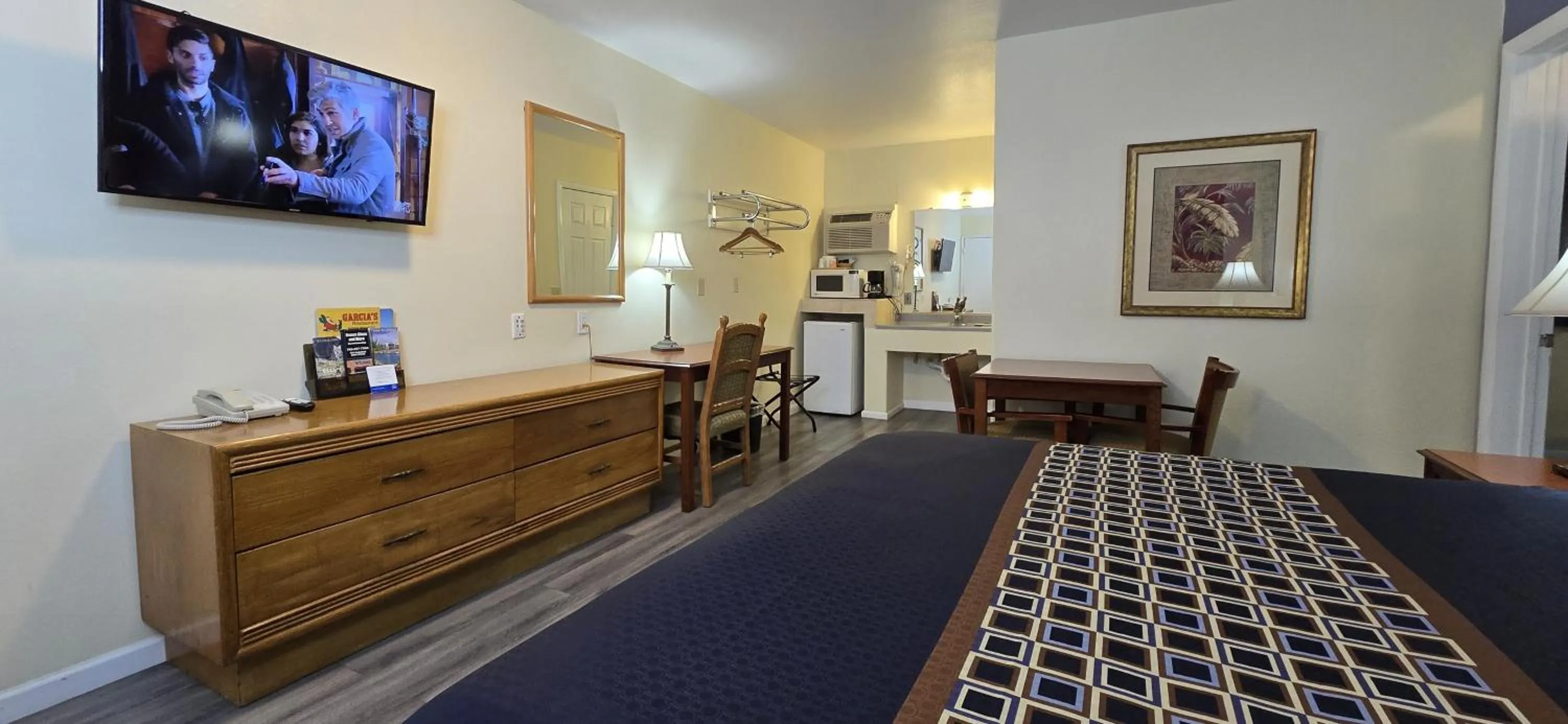 TV and multimedia in Rodeway Inn & Suites Blythe I-10