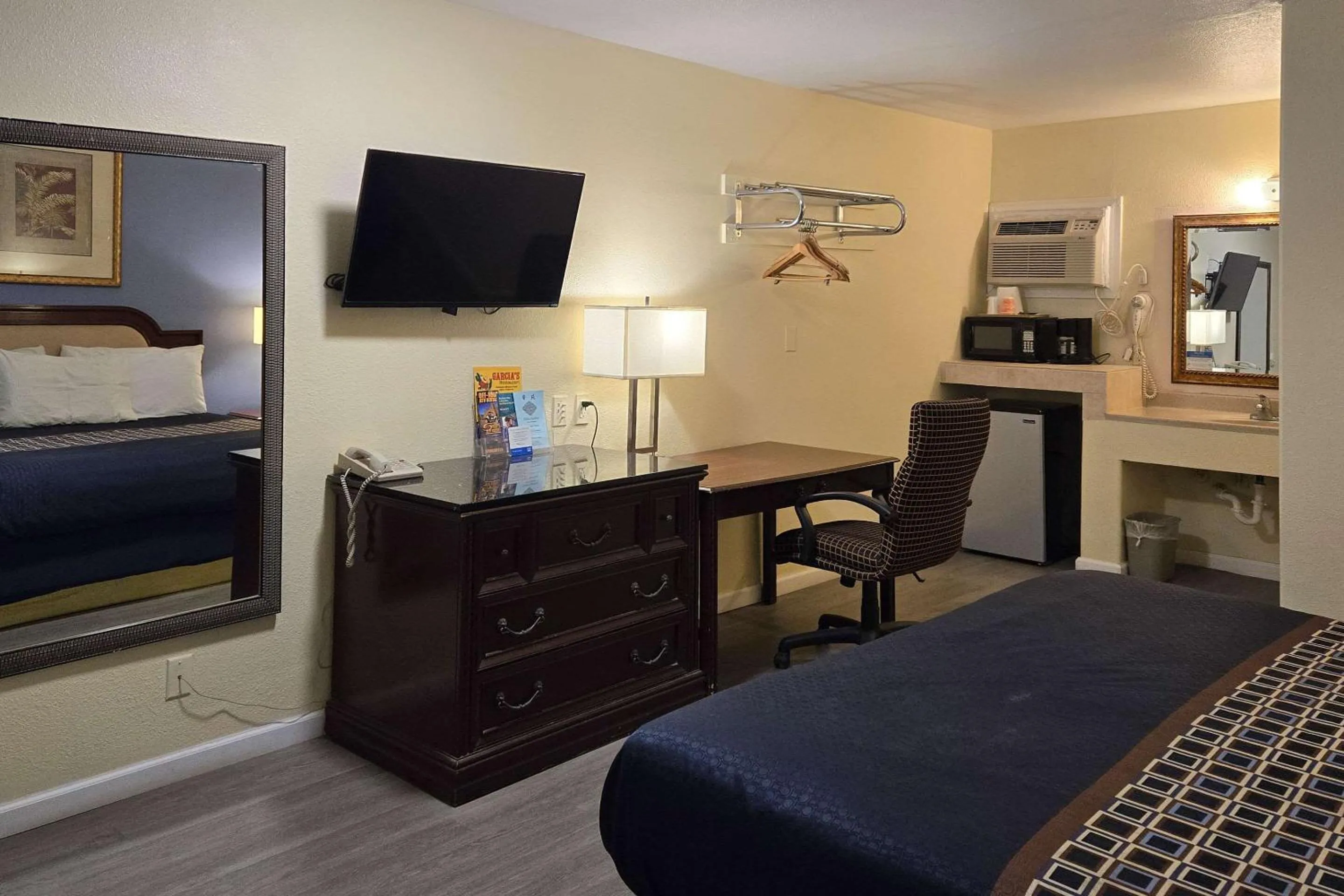 Bedroom, Bed in Rodeway Inn & Suites Blythe I-10