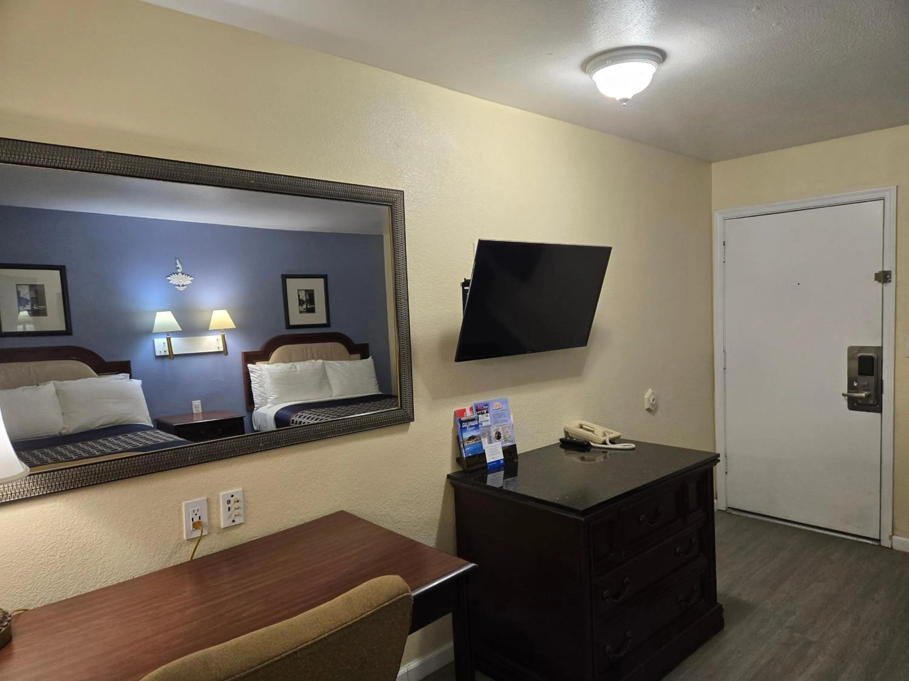 Bed in Rodeway Inn & Suites Blythe I-10