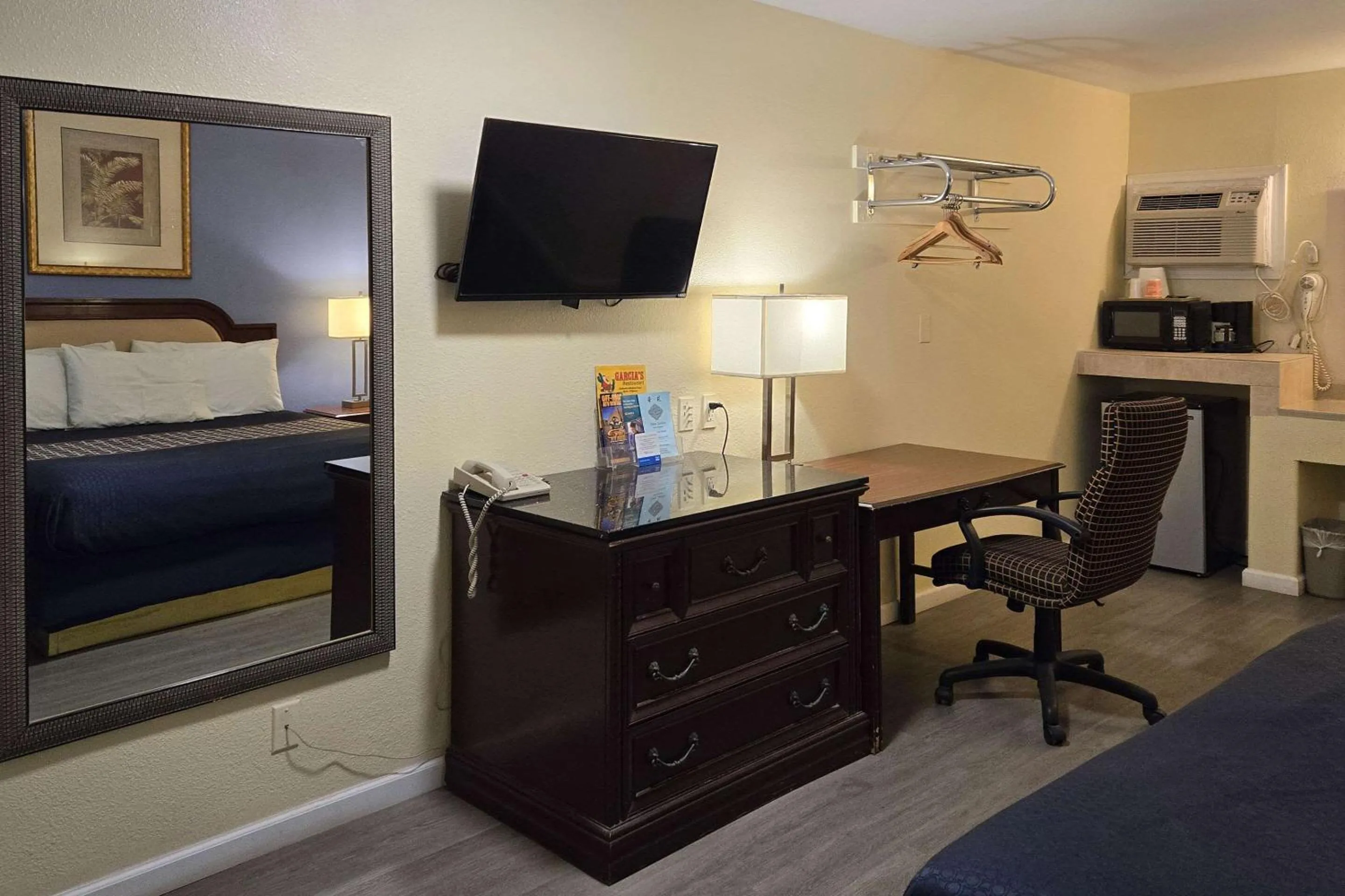 Bedroom, Bed in Rodeway Inn & Suites Blythe I-10