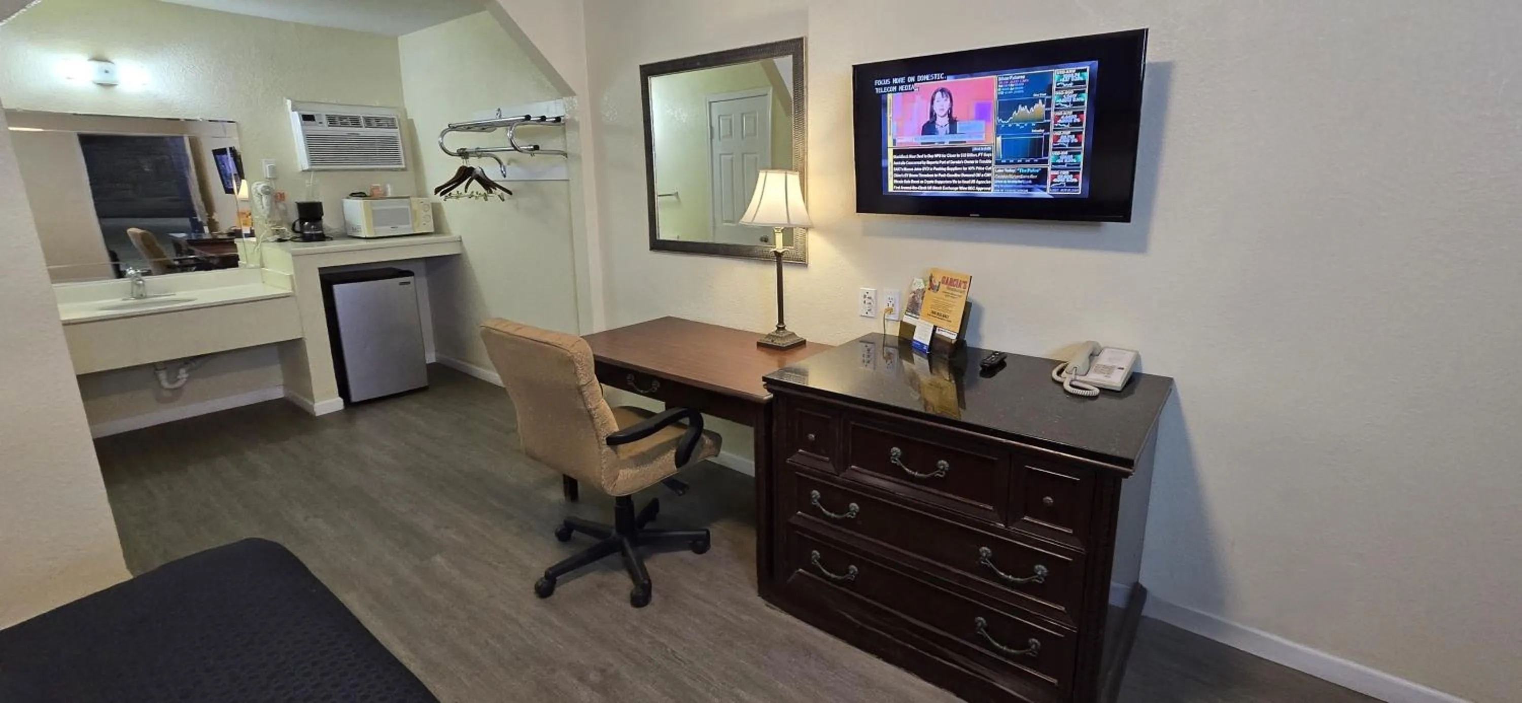 TV and multimedia in Rodeway Inn & Suites Blythe I-10