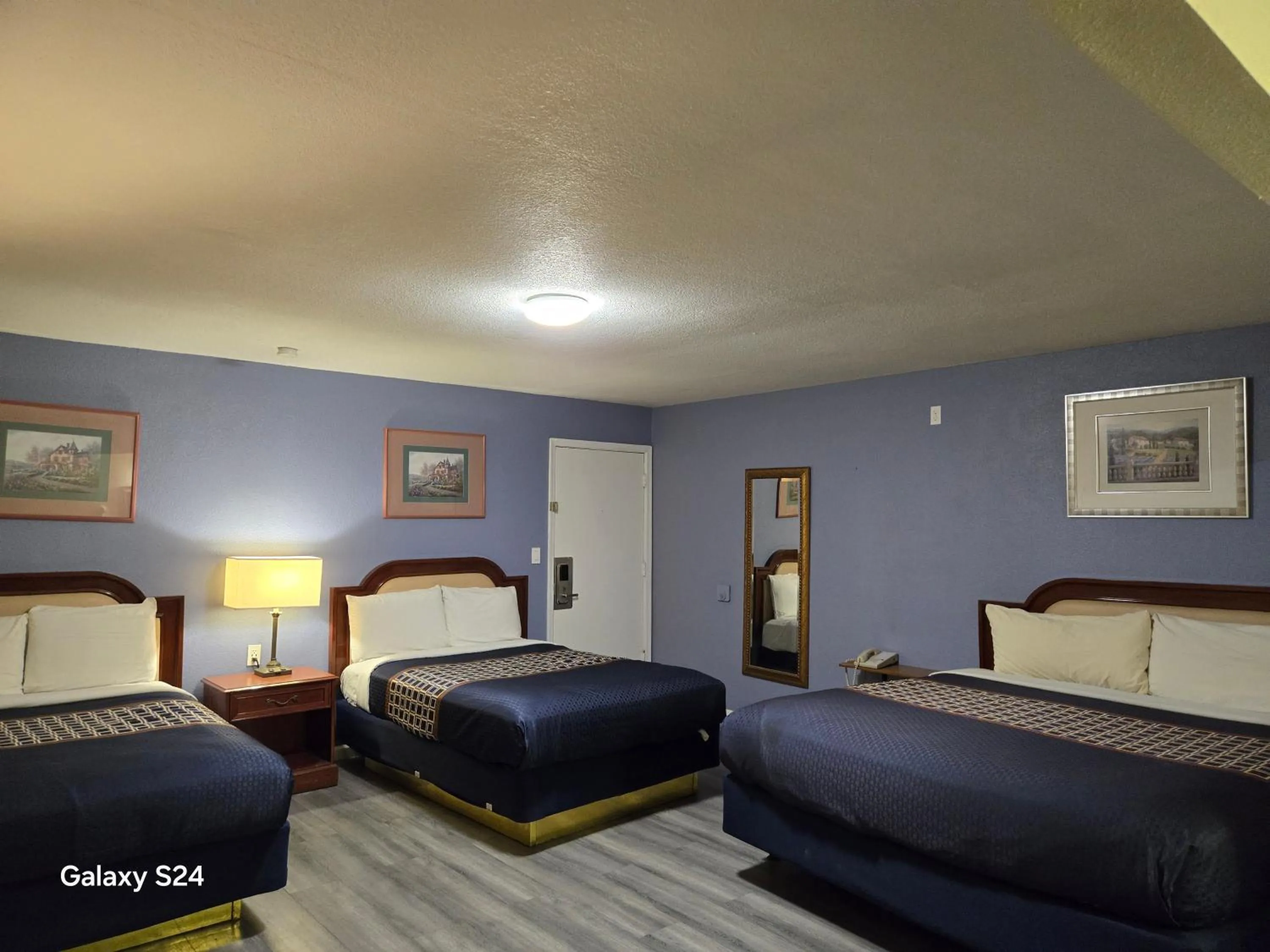 Bed in Rodeway Inn & Suites Blythe I-10