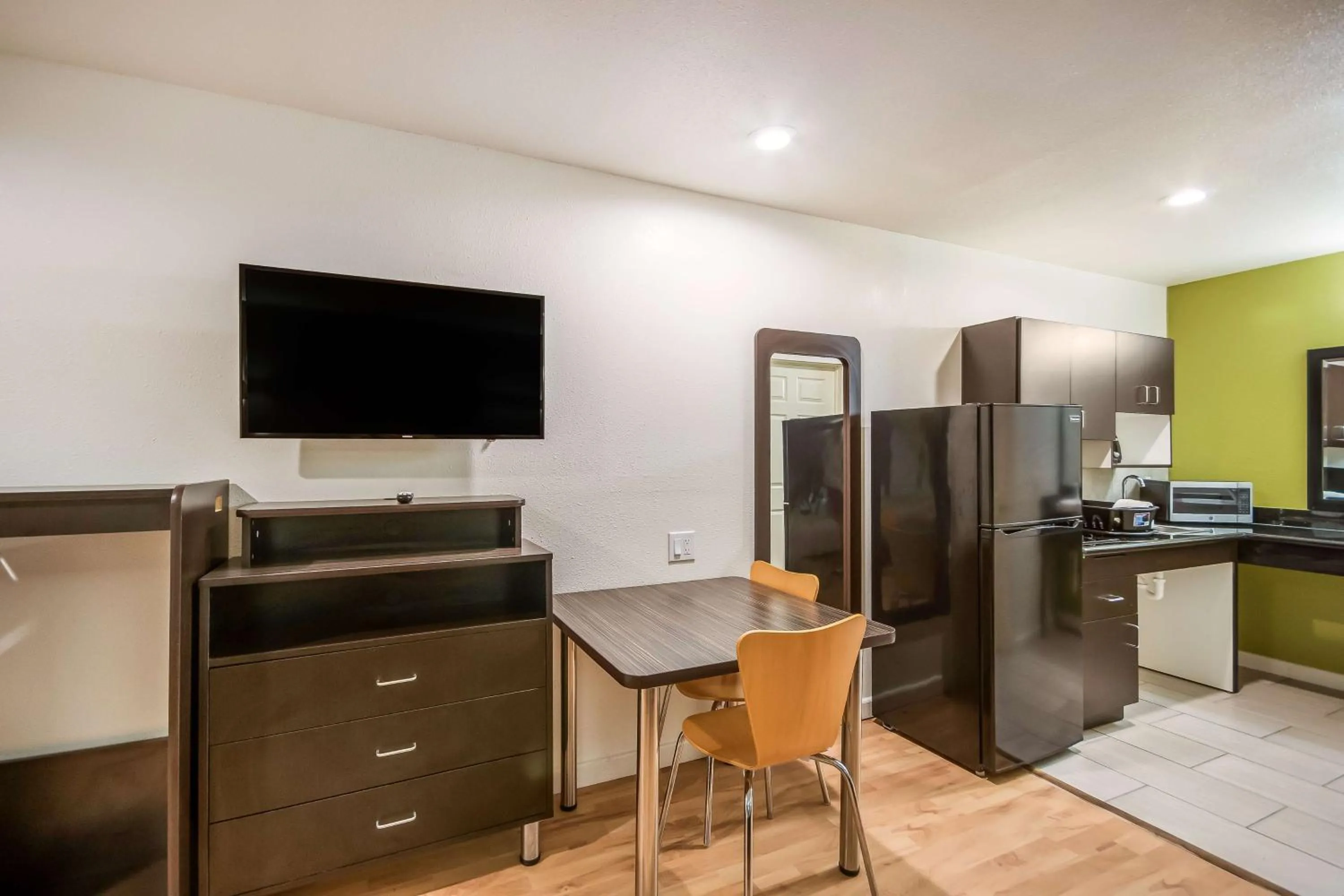 TV and multimedia in Studio 6-Huntsville, TX