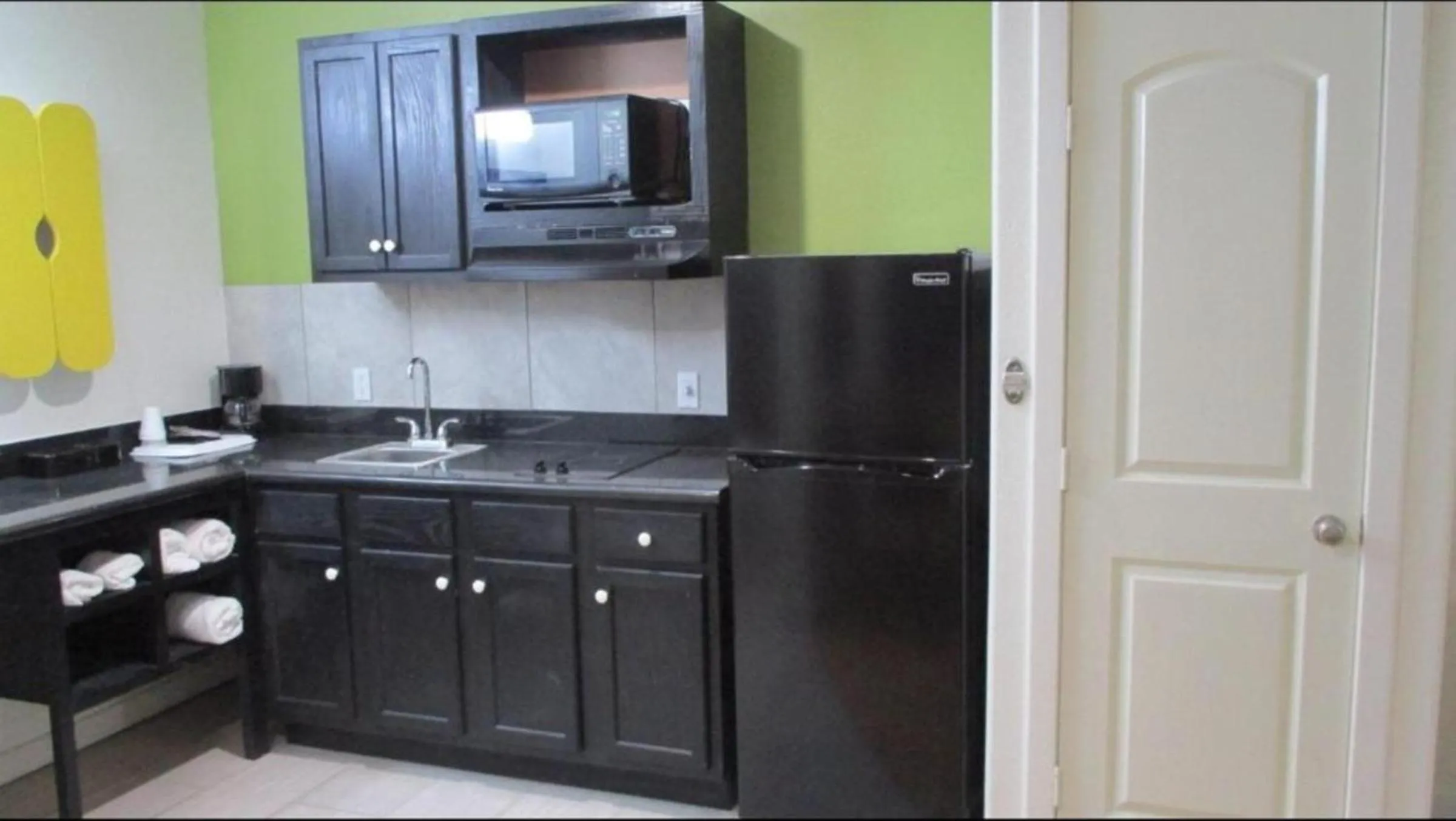 Kitchen or kitchenette in Studio 6-Huntsville, TX
